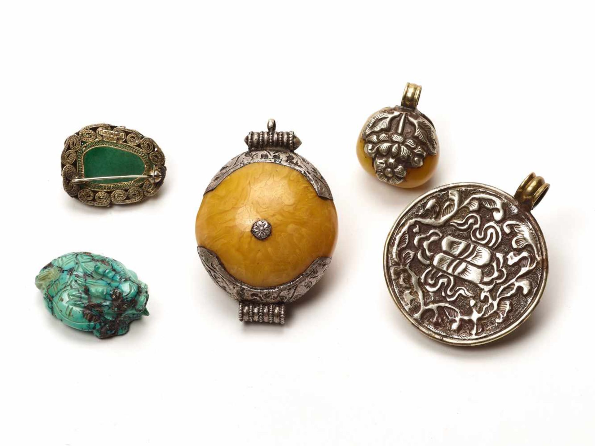 A MIXED LOT OF TIBETAN JEWELRYSilver, egg-yolk amber, shell and chrysopraseTibet, 19th centuryThe - Image 2 of 4