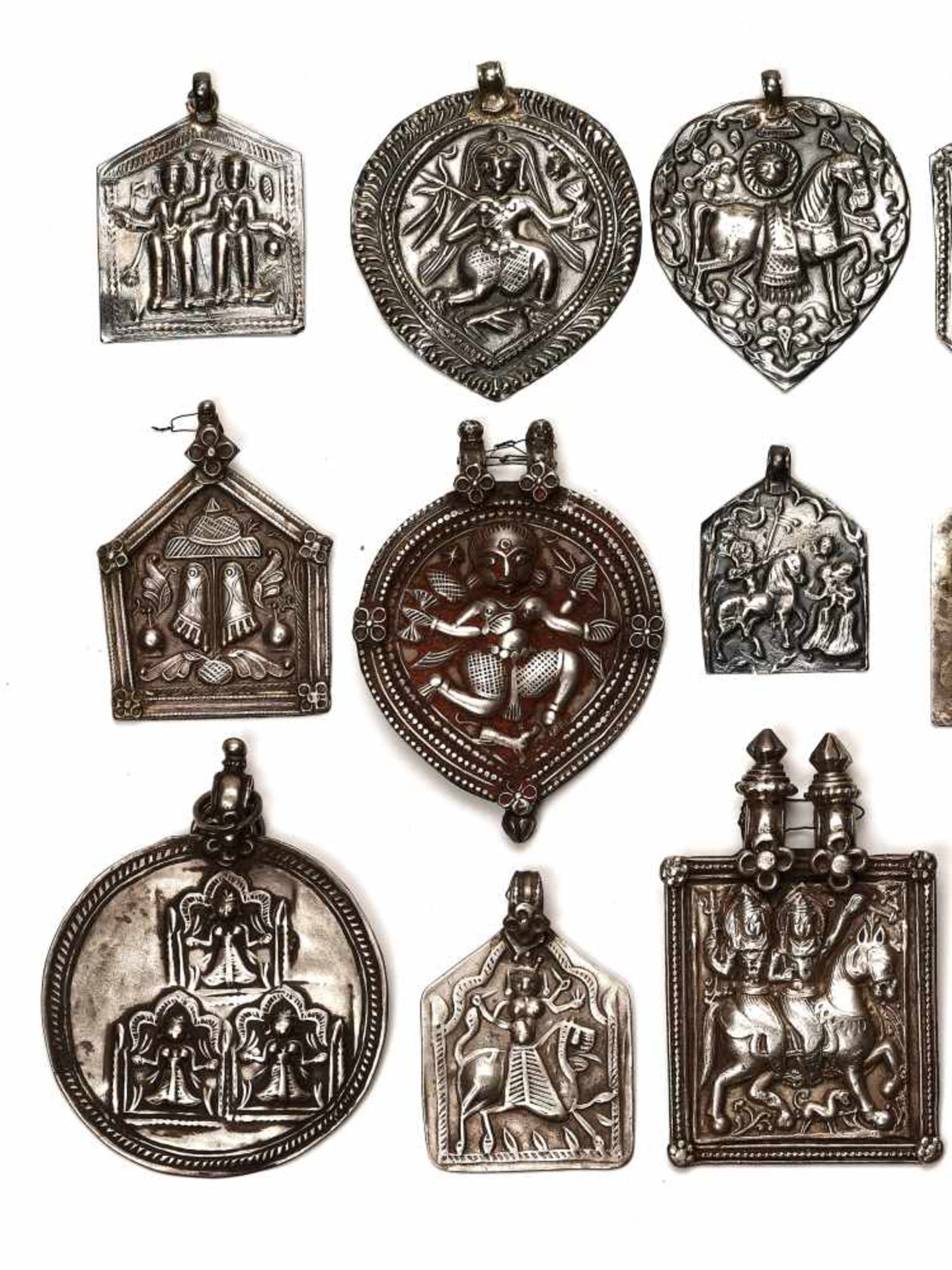 LOT WITH 15 LARGER SILVER AMULETS – INDIA 18th - 19th CENTURY Silver, some with remnants of cold - Image 2 of 4