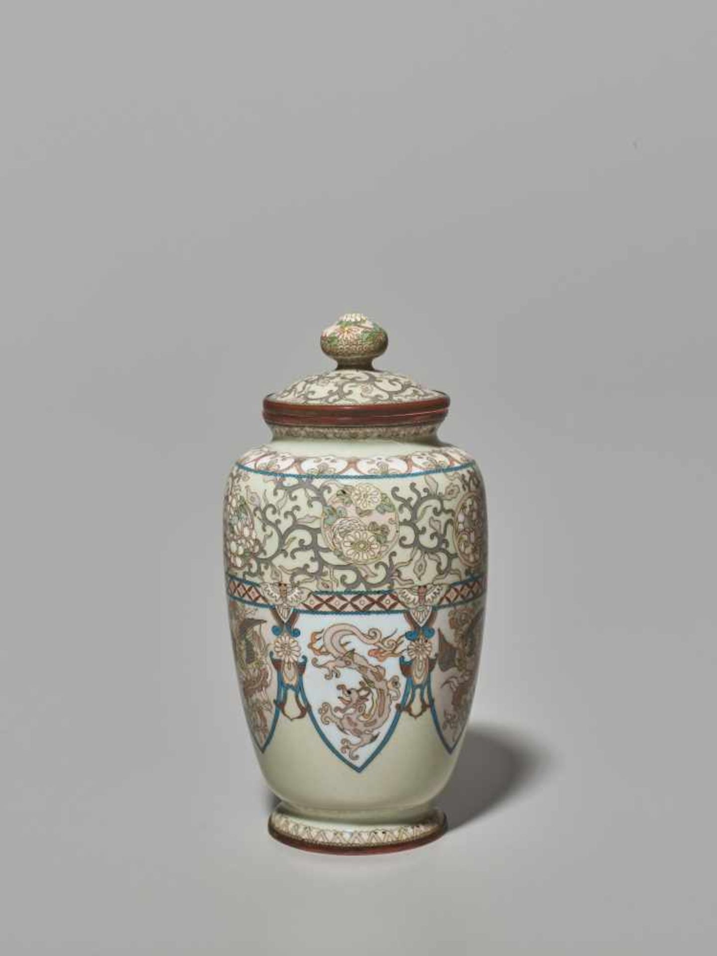 A JAPANESE CLOISONNÉ LIDDED VASE WITH A DESIGN OF PHOENIXES AND DRAGONSCloisonné with colored - Image 4 of 6