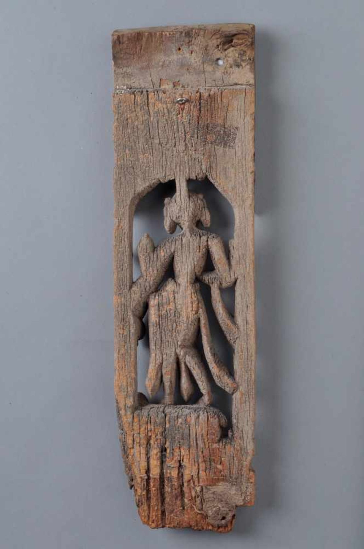 CUT FIGURATIVE DECORATIVE PANELWoodNepal, 19th centuryA deva under two trees with large leaves on - Bild 2 aus 2