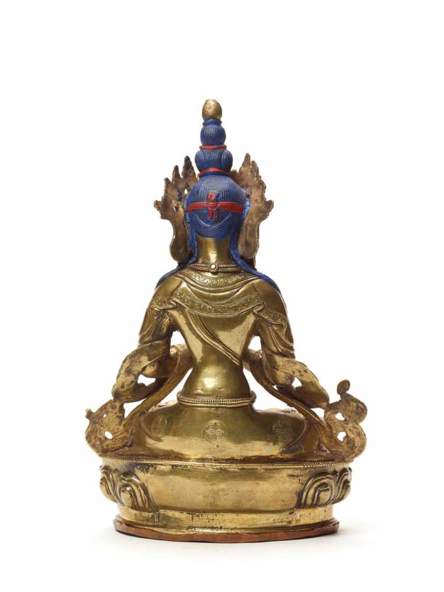 A SINO-TIBETAN GILT BRONZE OF VAJRASATTVA, 19th CENTURYGilt bronze, copper base, some cultic - Bild 4 aus 6