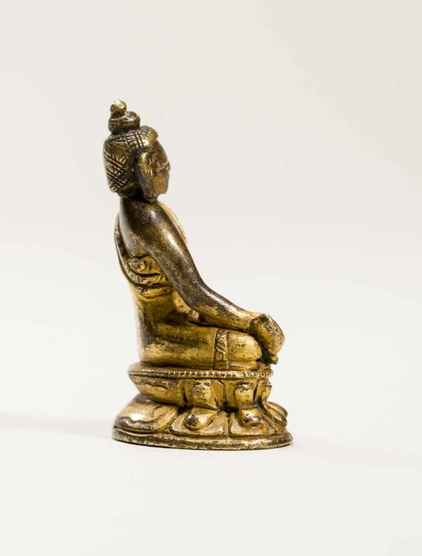 A TIBETAN MINIATURE BRONZE OF BHAISAJYAGURU, 18TH-19TH CENTURYBronze with gildingTibet, 18th to 19th - Bild 5 aus 6