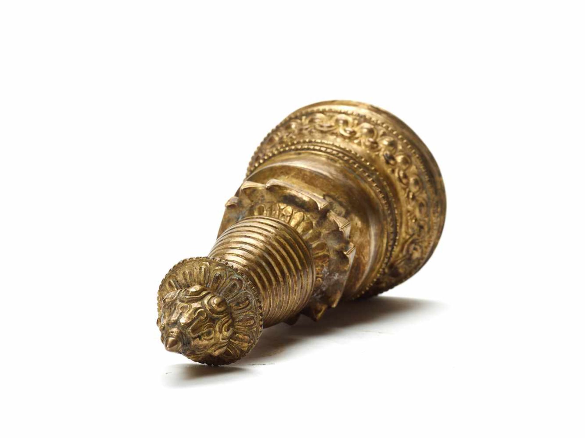 A TIBETO-CHINESE GILT BRONZE STUPA, 20th CENTURYMassively cast with some neatly incised detail work, - Bild 4 aus 5