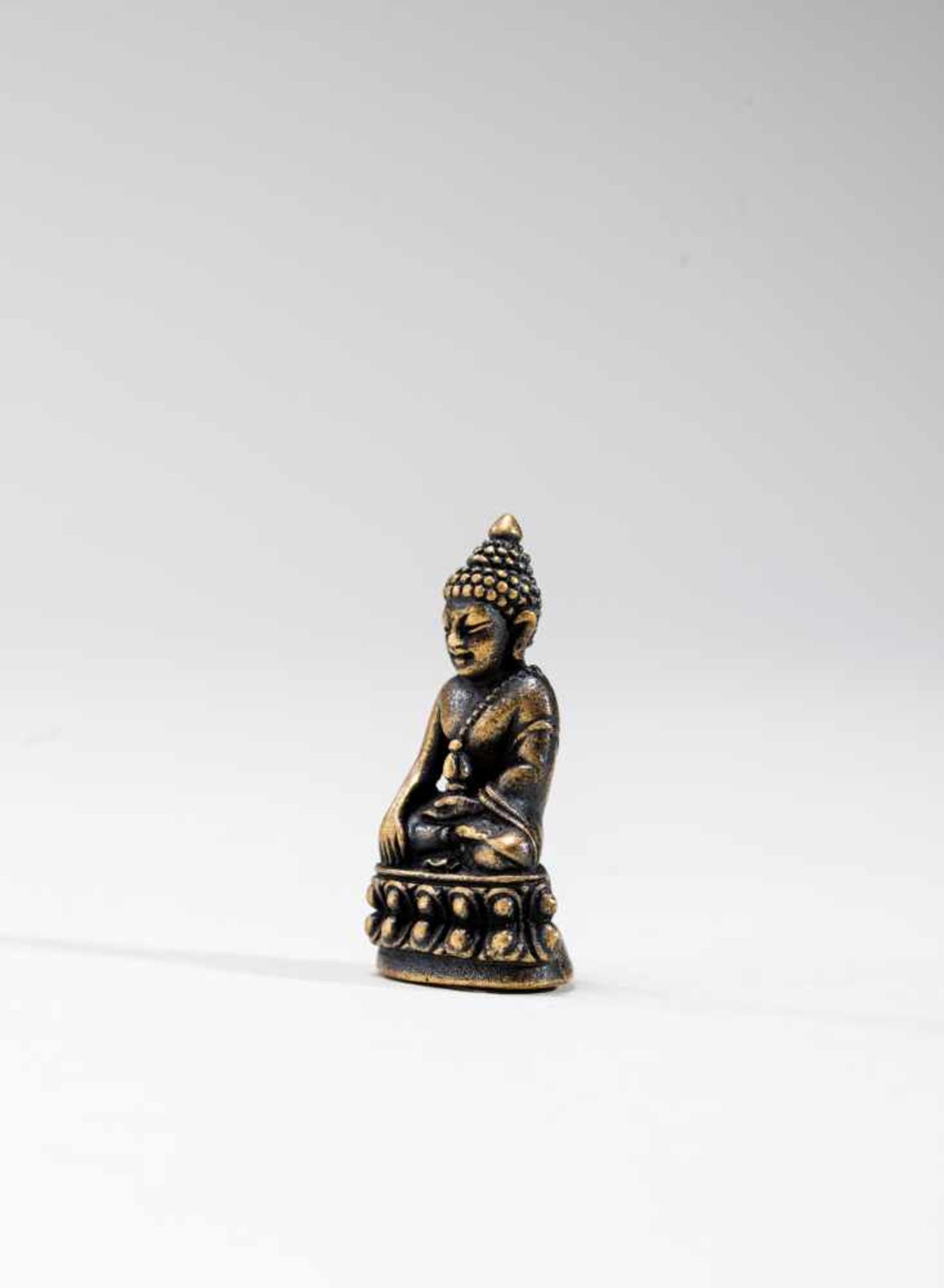 A SINO-TIBETAN MINIATURE BRONZE OF BUDDHA SHAKYAMUNI, 18TH-19TH CENTURYBronzeTibet, 18th to 19th - Bild 2 aus 7