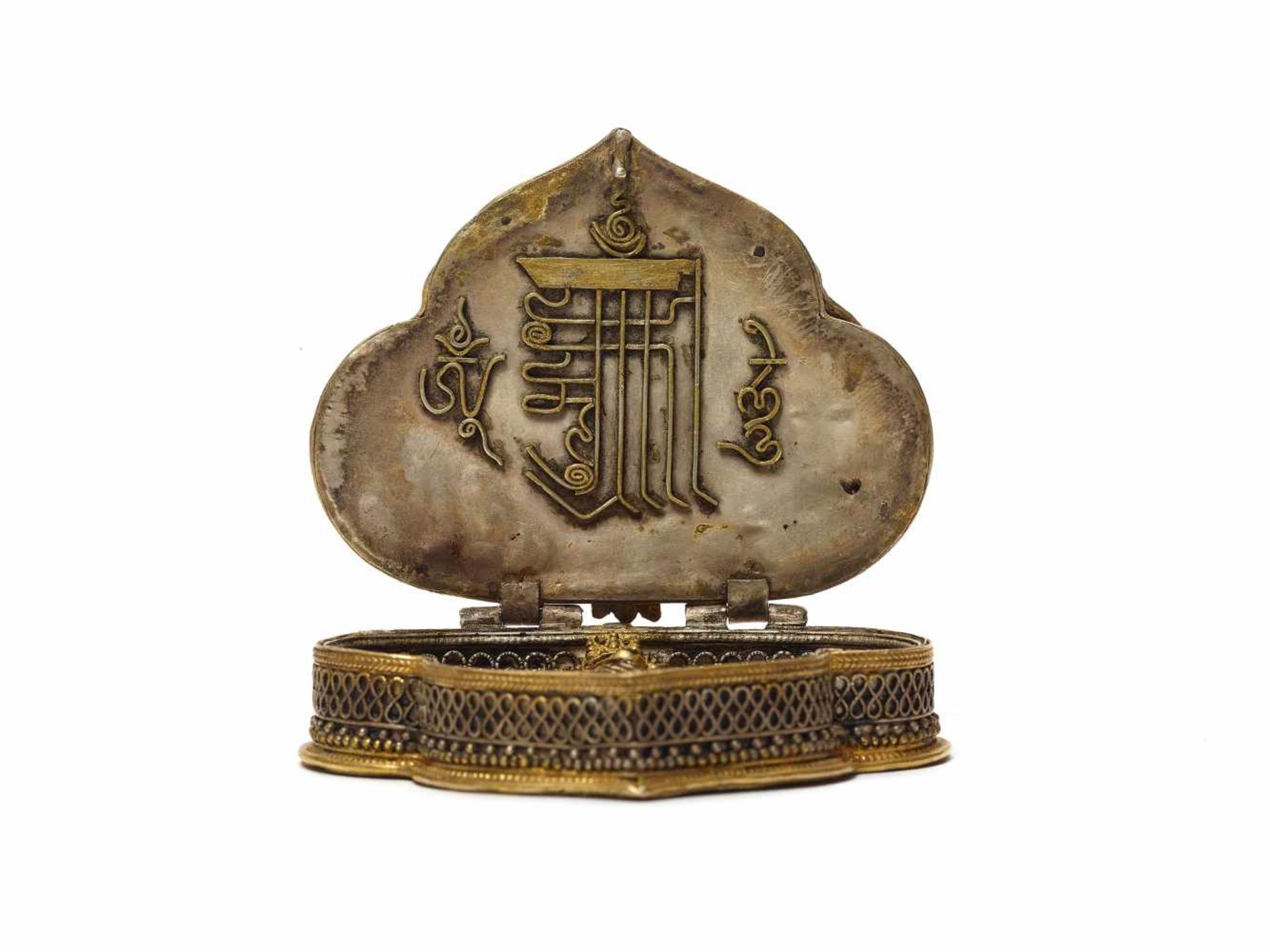 A RARE AND ORNATE GAU WITH BUDDHA AMITAYUSSilver with gilding, turquoise, lapis lazuli, rubies, - Image 2 of 6