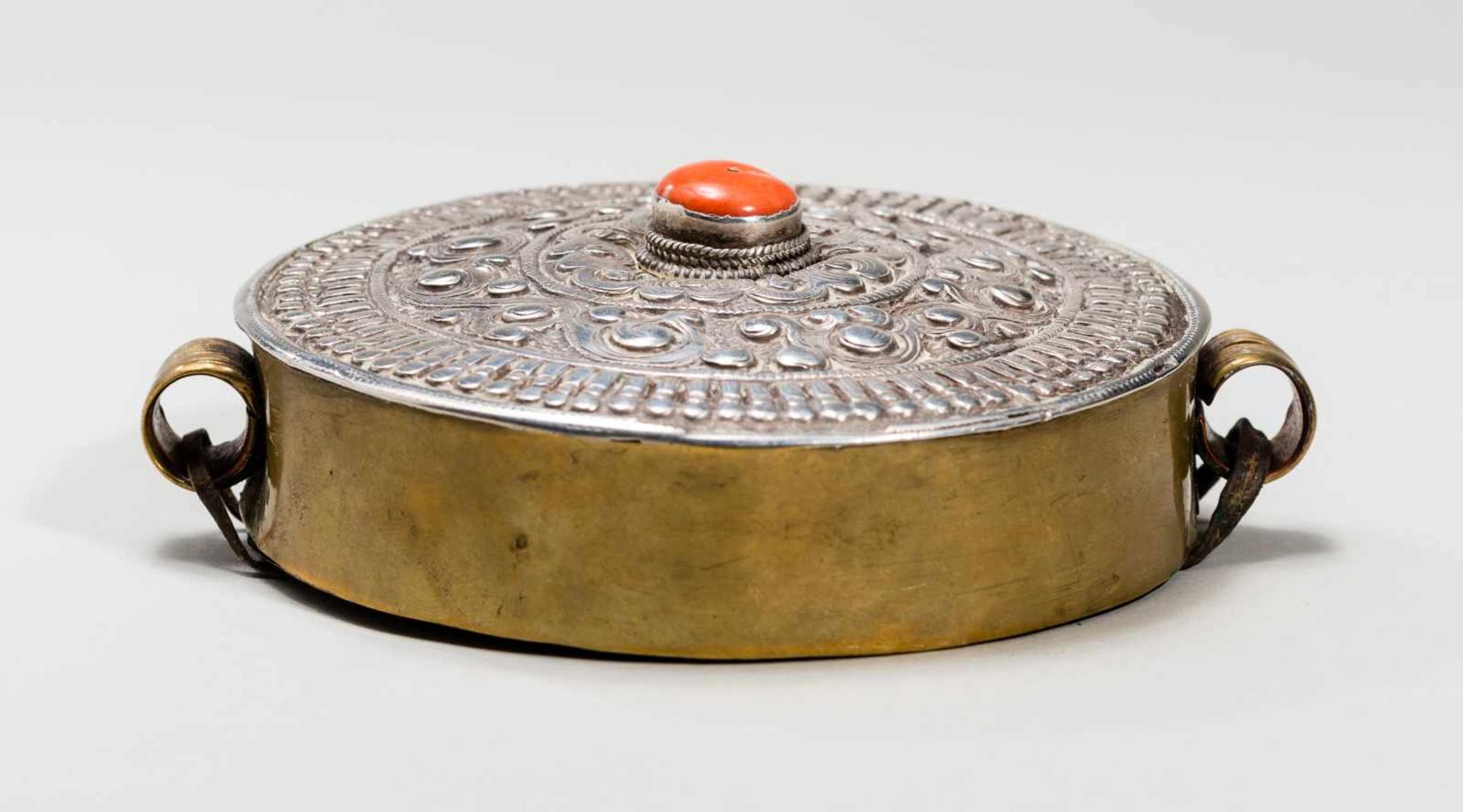 GAU AMULET CONTAINERSilver, brass, coralTibet, late 19th centuryBalanced, circular form, the size of - Bild 2 aus 4