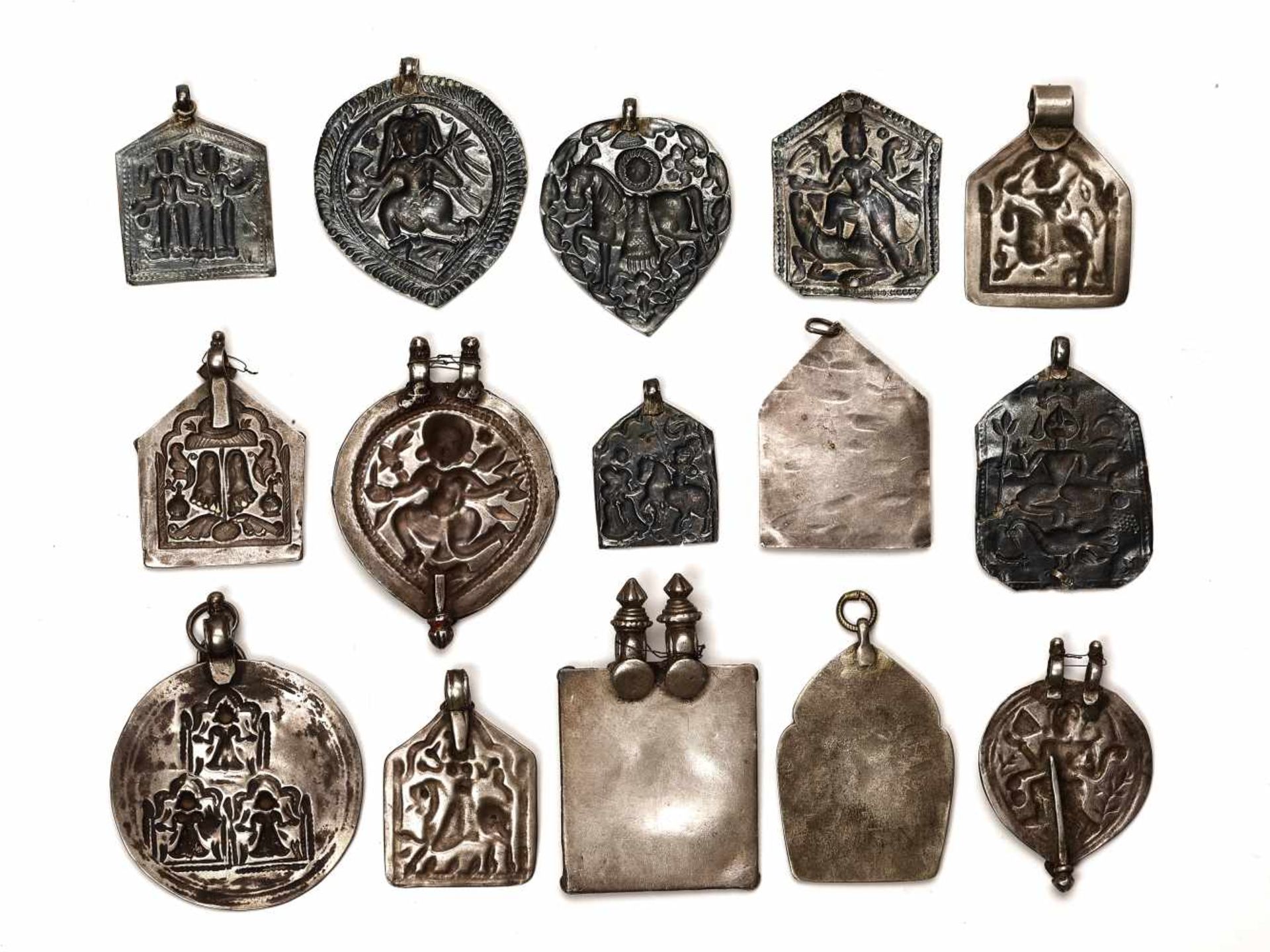 LOT WITH 15 LARGER SILVER AMULETS – INDIA 18th - 19th CENTURY Silver, some with remnants of cold - Image 4 of 4