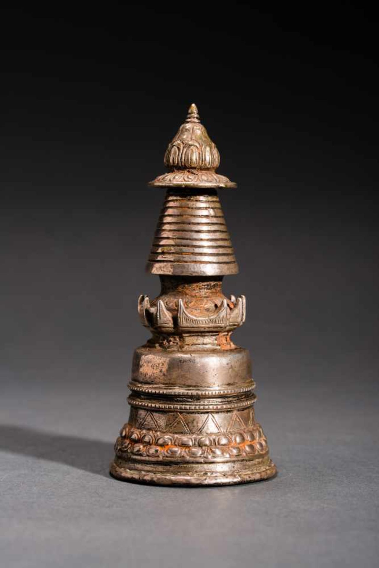 VOTIVE STUPASilver-plated bronzeTibet, 19th centuryOn the whole, this handy chaitya has a conical - Bild 2 aus 4