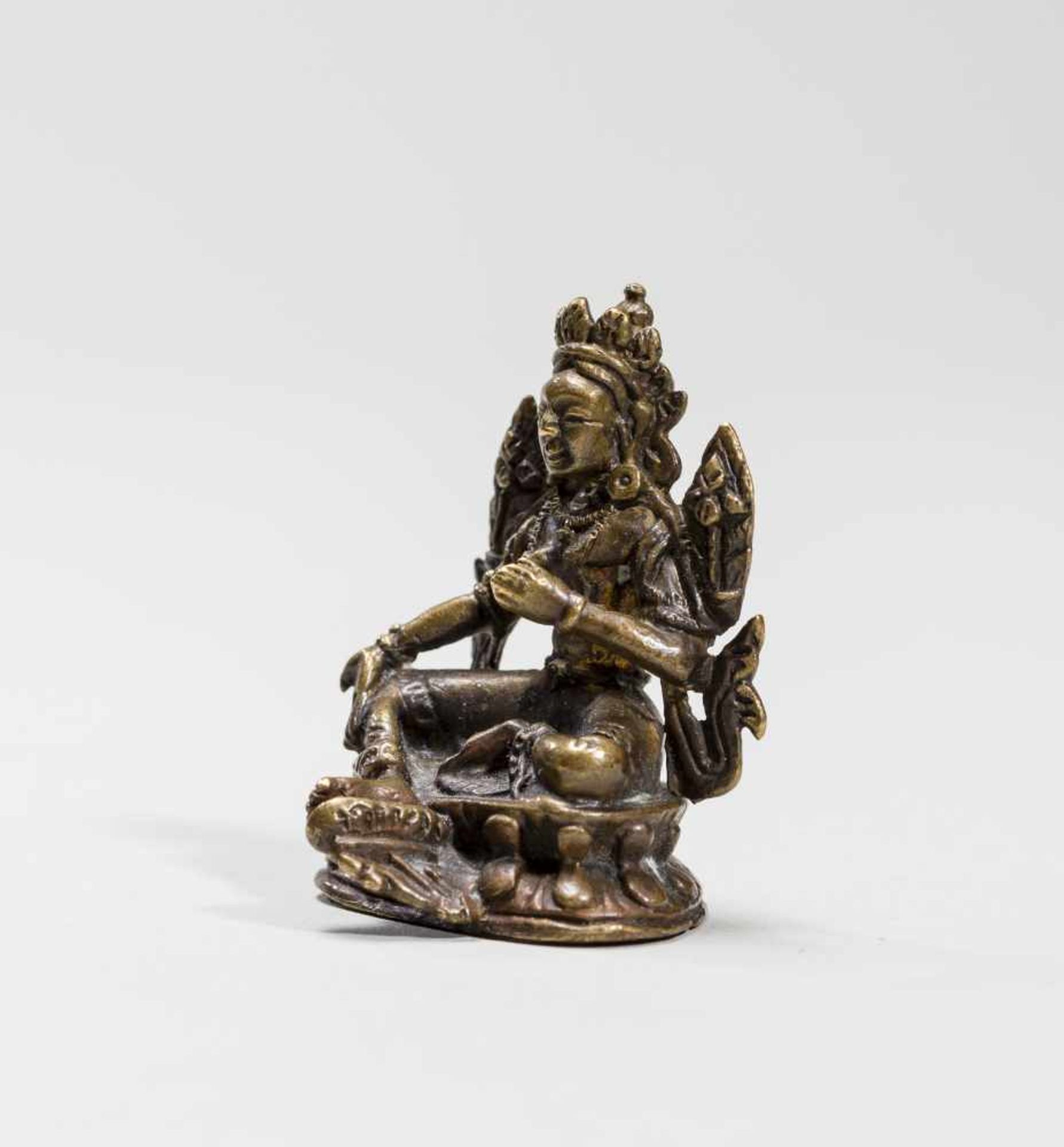 A TIBETAN MINIATURE BRONZE OF SYAMATARA, 18TH-19TH CENTURYBronzeTibet, 18th to 19th centuryThis - Bild 2 aus 7