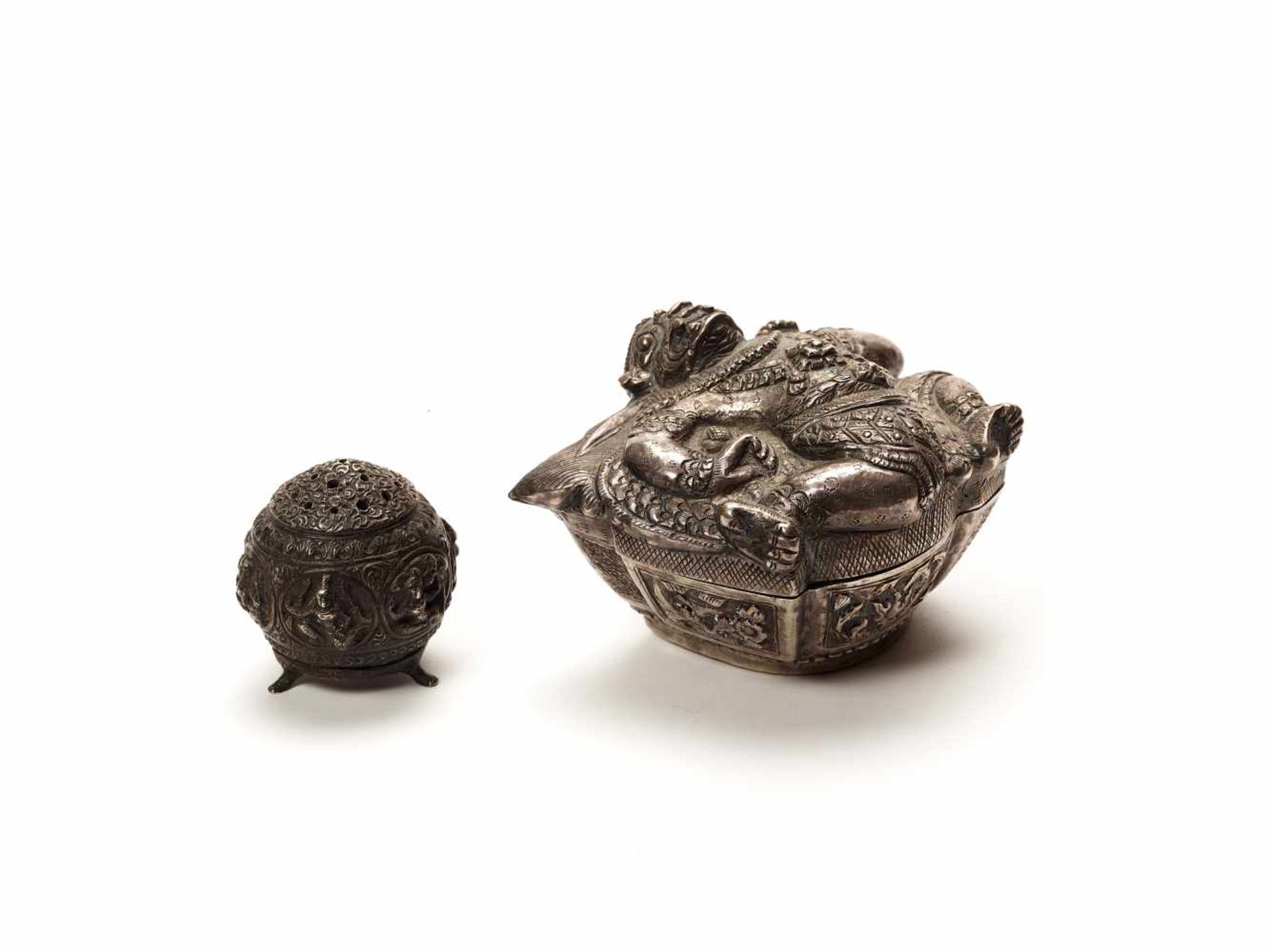 A HIMALAYAN LOT WITH A SILVER REPOUSSÉ ‘DEMON’ BOX AND A ‘SIXDEITIES’ SALT CELLARThe lidded silver - Bild 2 aus 5