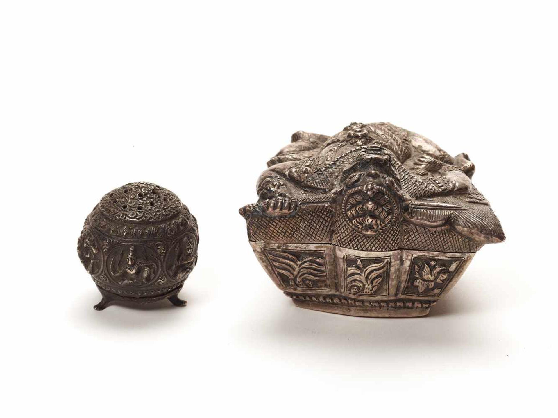 A HIMALAYAN LOT WITH A SILVER REPOUSSÉ ‘DEMON’ BOX AND A ‘SIXDEITIES’ SALT CELLARThe lidded silver - Bild 4 aus 5