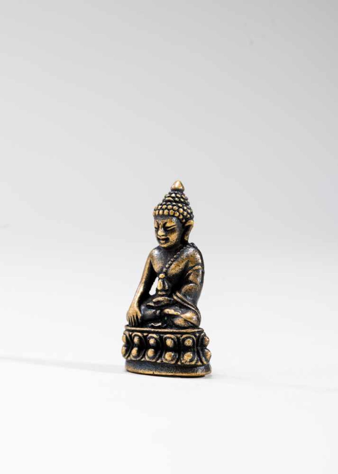 A SINO-TIBETAN MINIATURE BRONZE OF BUDDHA SHAKYAMUNI, 18TH-19TH CENTURYBronzeTibet, 18th to 19th - Bild 3 aus 7