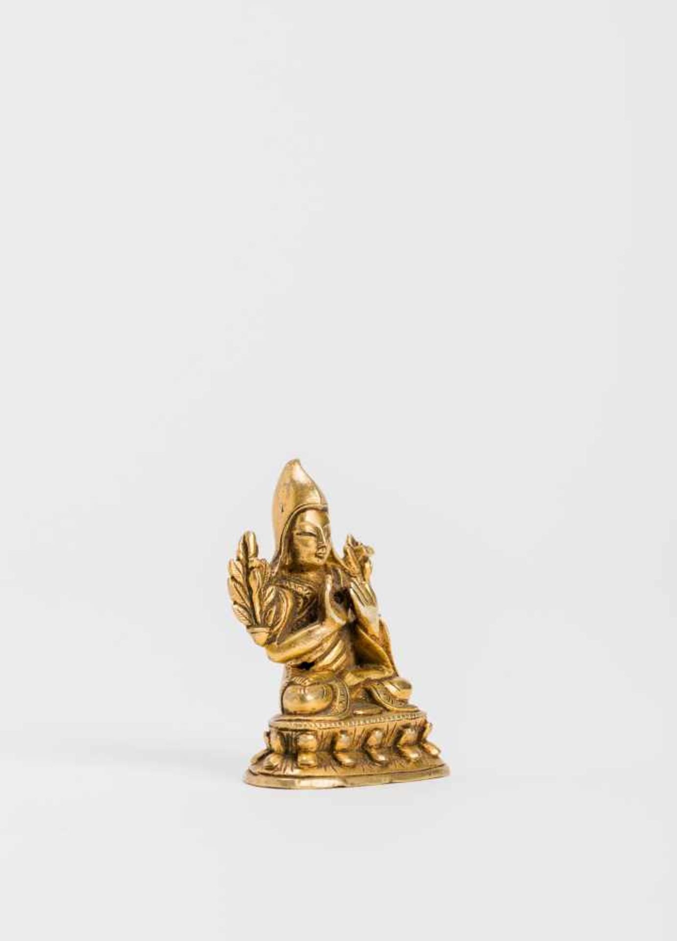 A TIBETAN MINIATURE BRONZE OF TSONGKHAPA, 18TH-19TH CENTURYBronzeTibet, 18th to 19th - Bild 3 aus 5