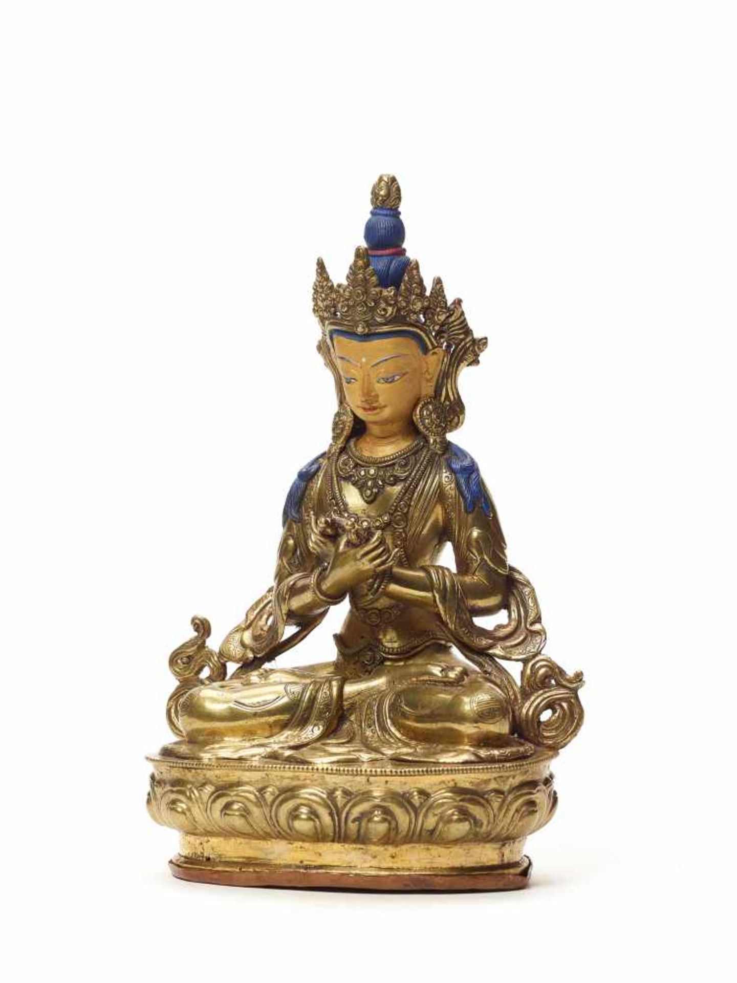 A SINO-TIBETAN GILT BRONZE OF VAJRASATTVA, 19th CENTURYGilt bronze, copper base, some cultic - Bild 2 aus 6