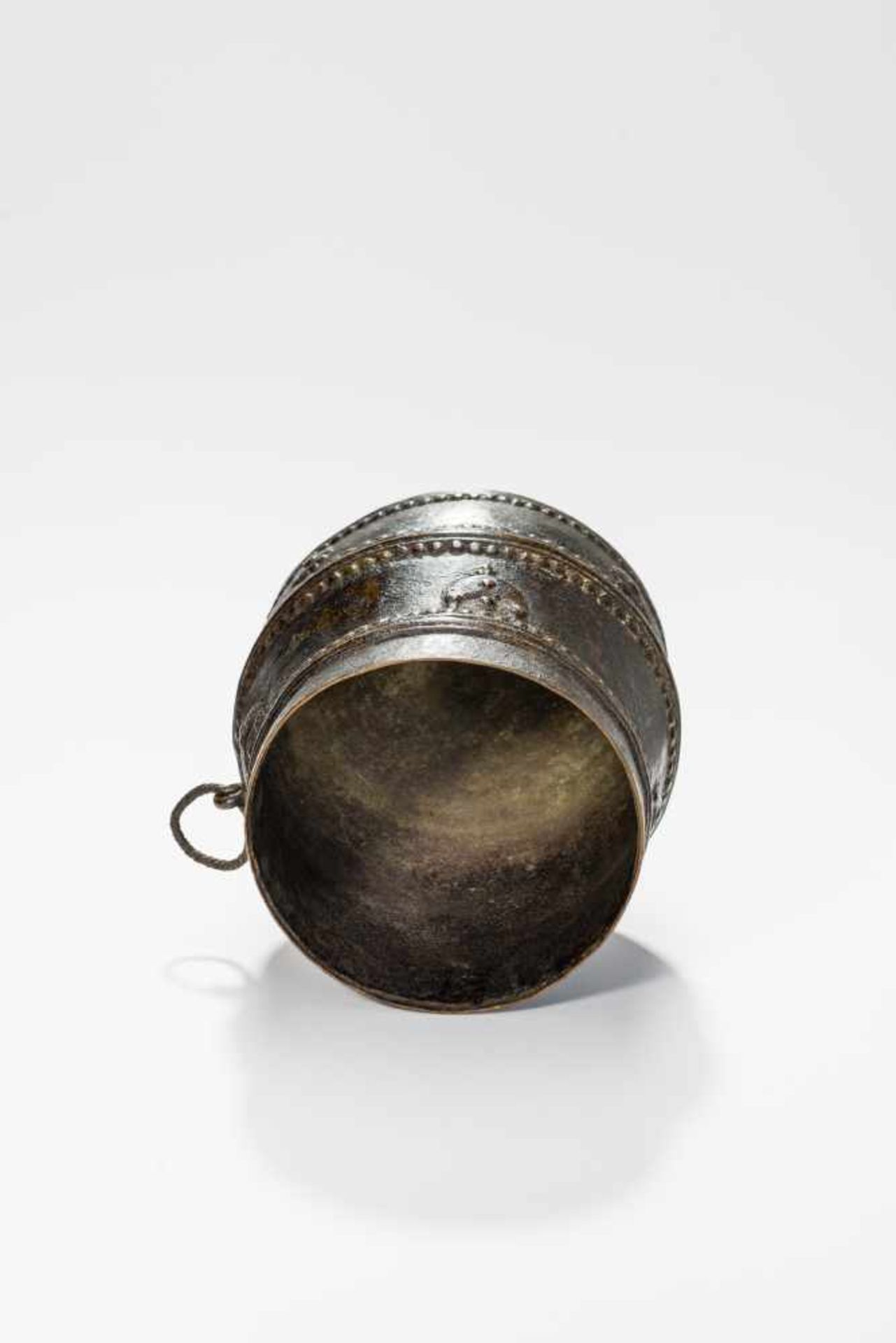 A BRONZE BASTAR CUPBronzeIndia, Bastar, 19th-20th centuryThis rare piece once served to measure - Bild 5 aus 5