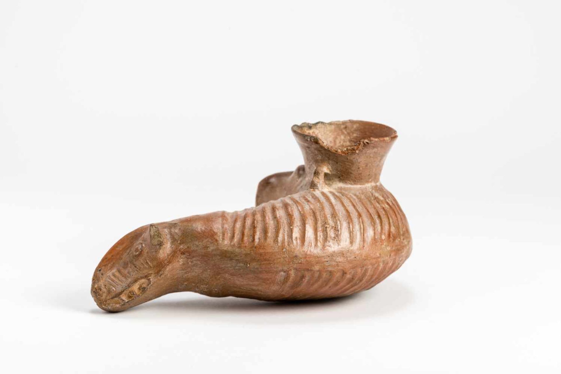 ANIMAL-SHAPED VESSELTerracottaPeru, Chimú culture, ca. 1000 -1200 Unusual design, the animal’s - Image 3 of 7