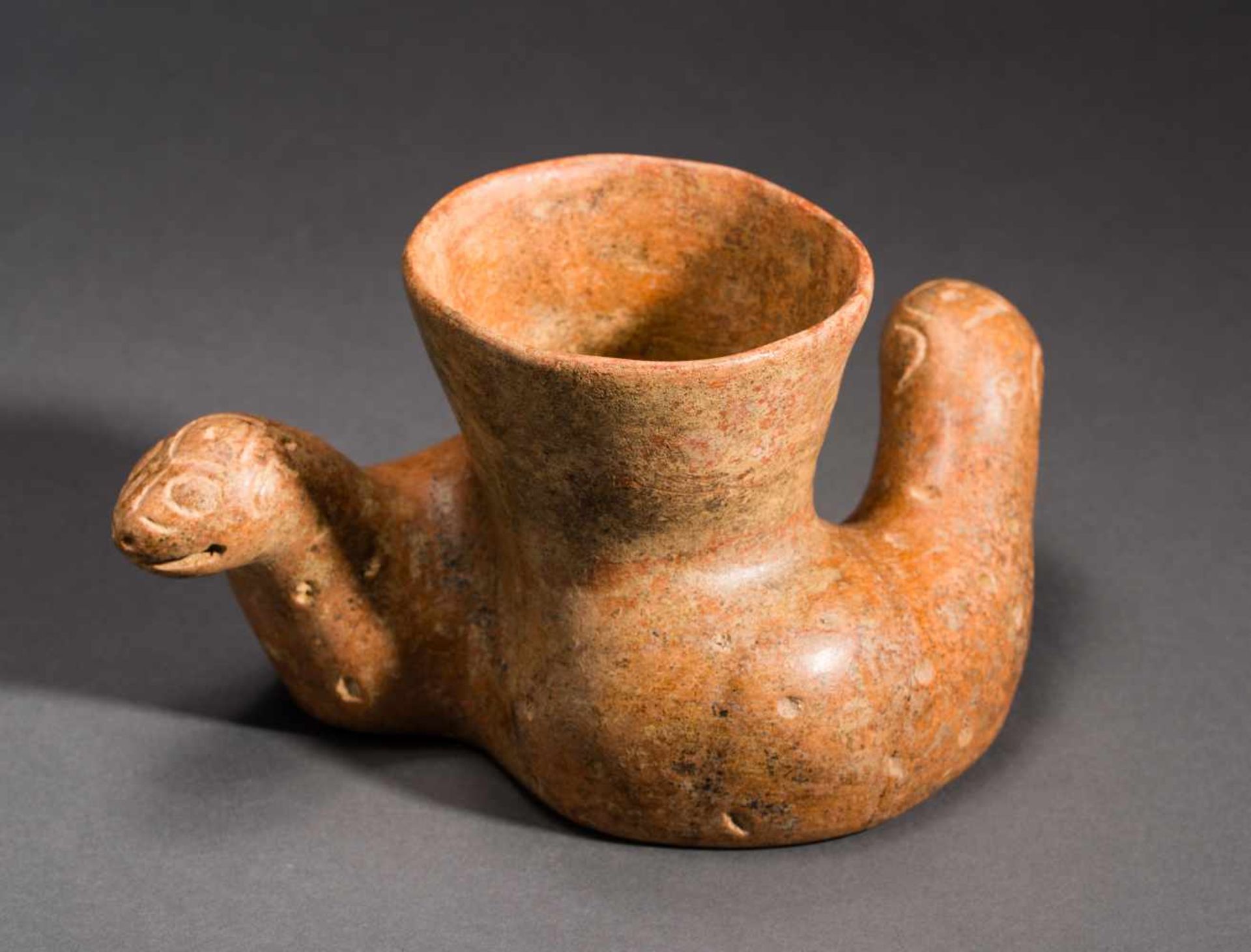 VESSEL IN THE SHAPE OF TWO SNAKESTerracotta Colima, West-Mexico, ca. 100 - 300 Characterful vessel - Image 4 of 5