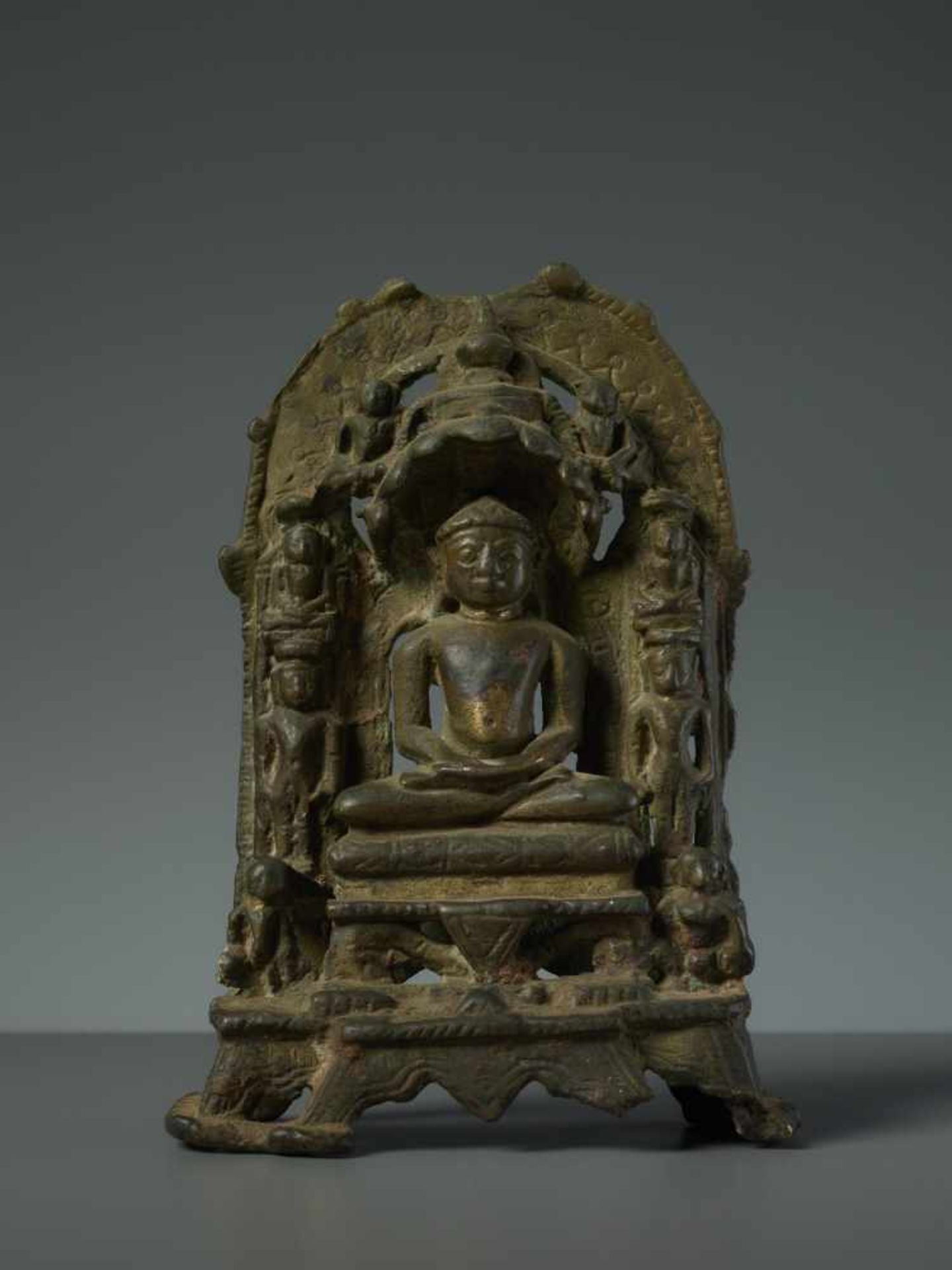 A BRONZE ALTAR WITH THE JAIN DIVINITY TIRTHANKARAYellow bronzeWestern India, c. 15th centuryA - Image 2 of 6