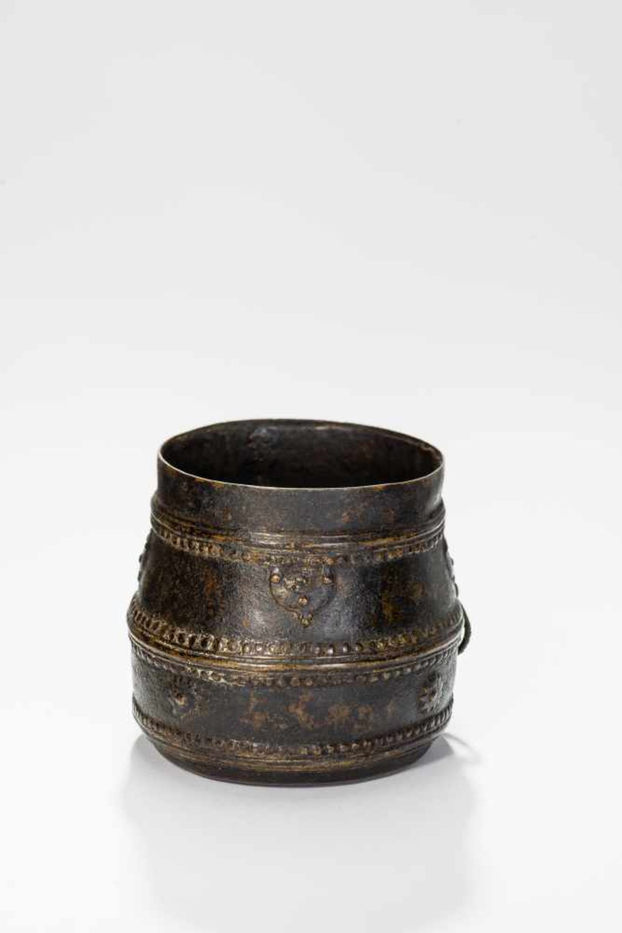A BRONZE BASTAR CUPBronzeIndia, Bastar, 19th-20th centuryThis rare piece once served to measure - Bild 3 aus 5