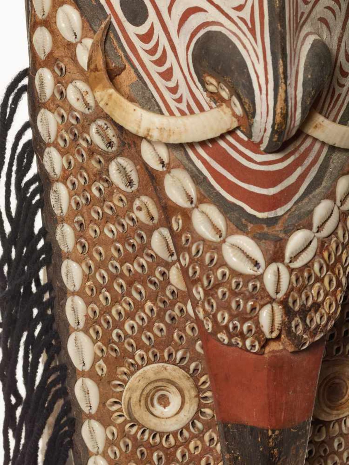 A LARGE AND VERY ATTRACTIVE WOODEN MASK, PAPUA NEW GUINEA, 20TH CENTURYWood, cowry applications, - Image 3 of 6