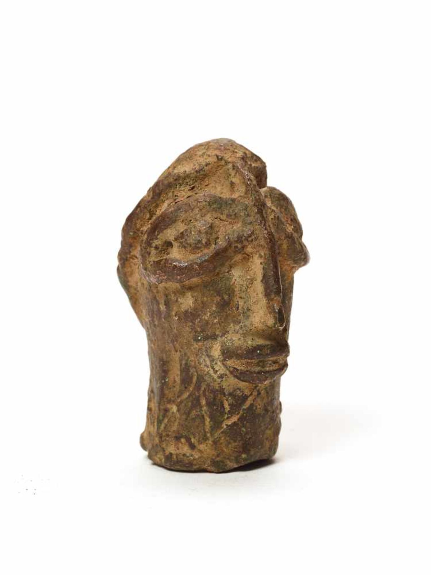 A CAST BRONZE BENIN STYLE HEADMassive casting with solid age patinaBenin, 20th century Dimensions: - Bild 4 aus 5