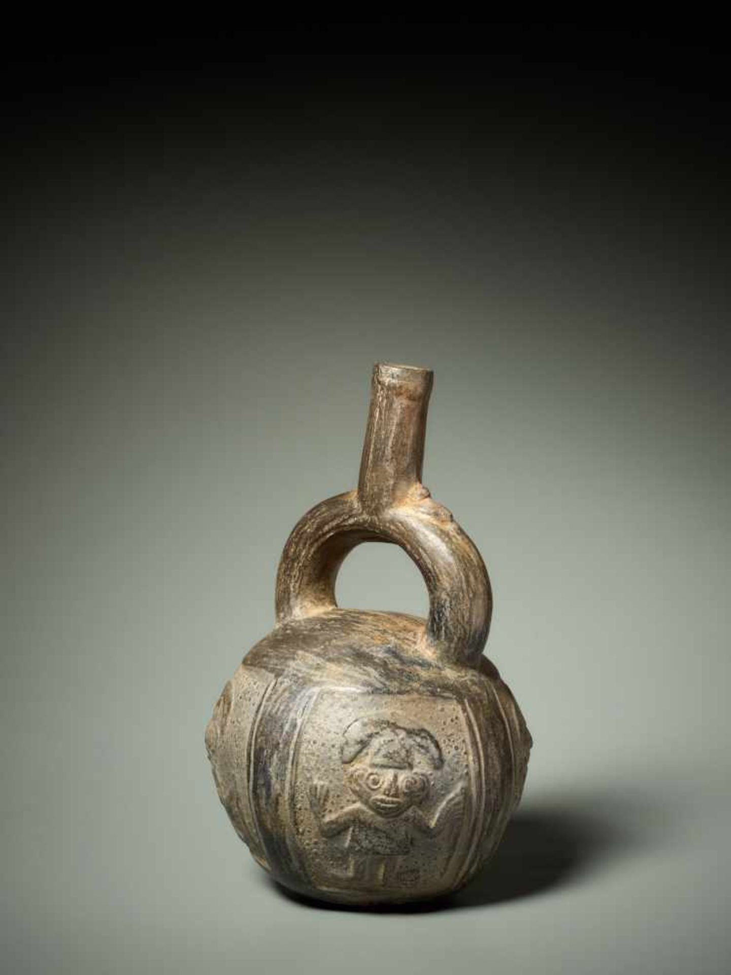 STIRRUP VESSEL WITH RELIEF DECORATION – CHIMU CULTURE, PERU, C. 1000-1400 ADBlack fired clayChimu - Bild 2 aus 5