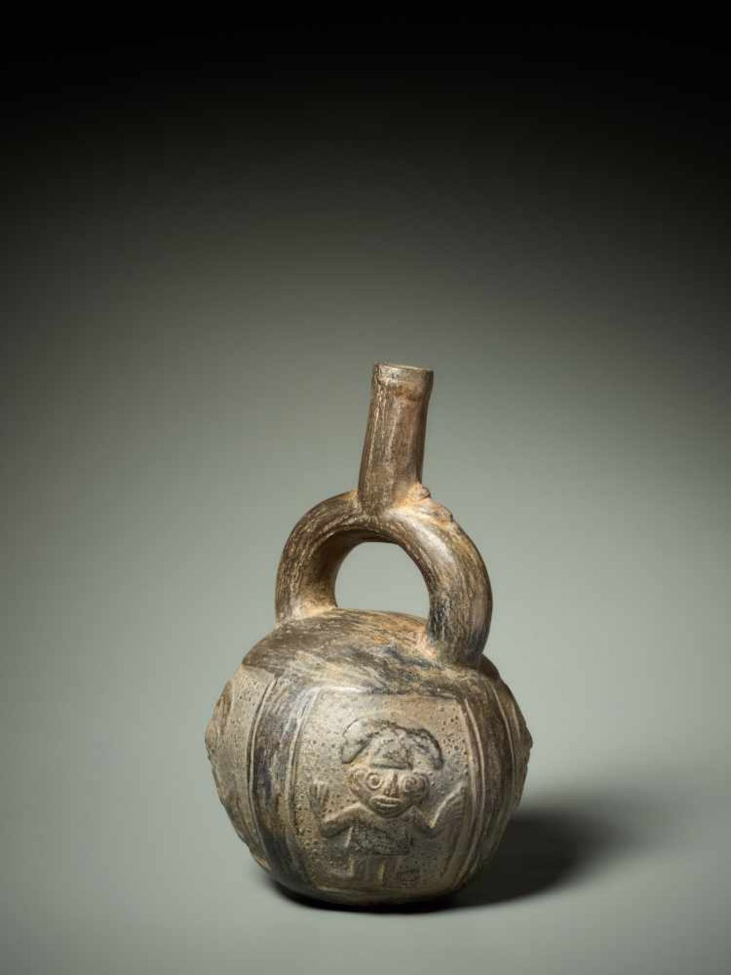 STIRRUP VESSEL WITH RELIEF DECORATION – CHIMU CULTURE, PERU, C. 1000-1400 ADBlack fired clayChimu - Image 2 of 5