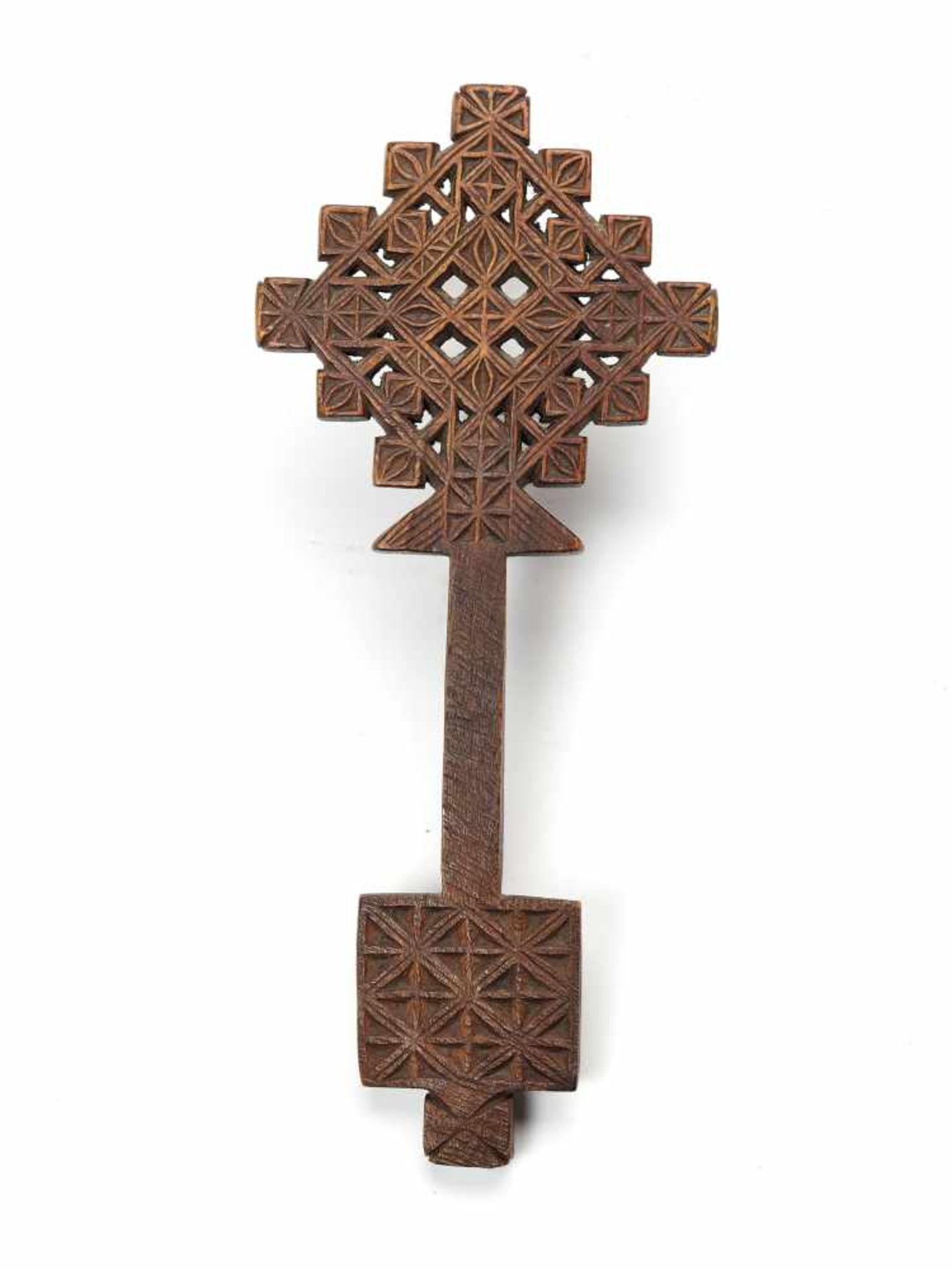 AN ETHIOPIAN PROCESSIONAL CROSS, CARVED AND OPENWORKED WOOD, 19TH CENTURYWoodEthiopia, late 19th - Bild 4 aus 4