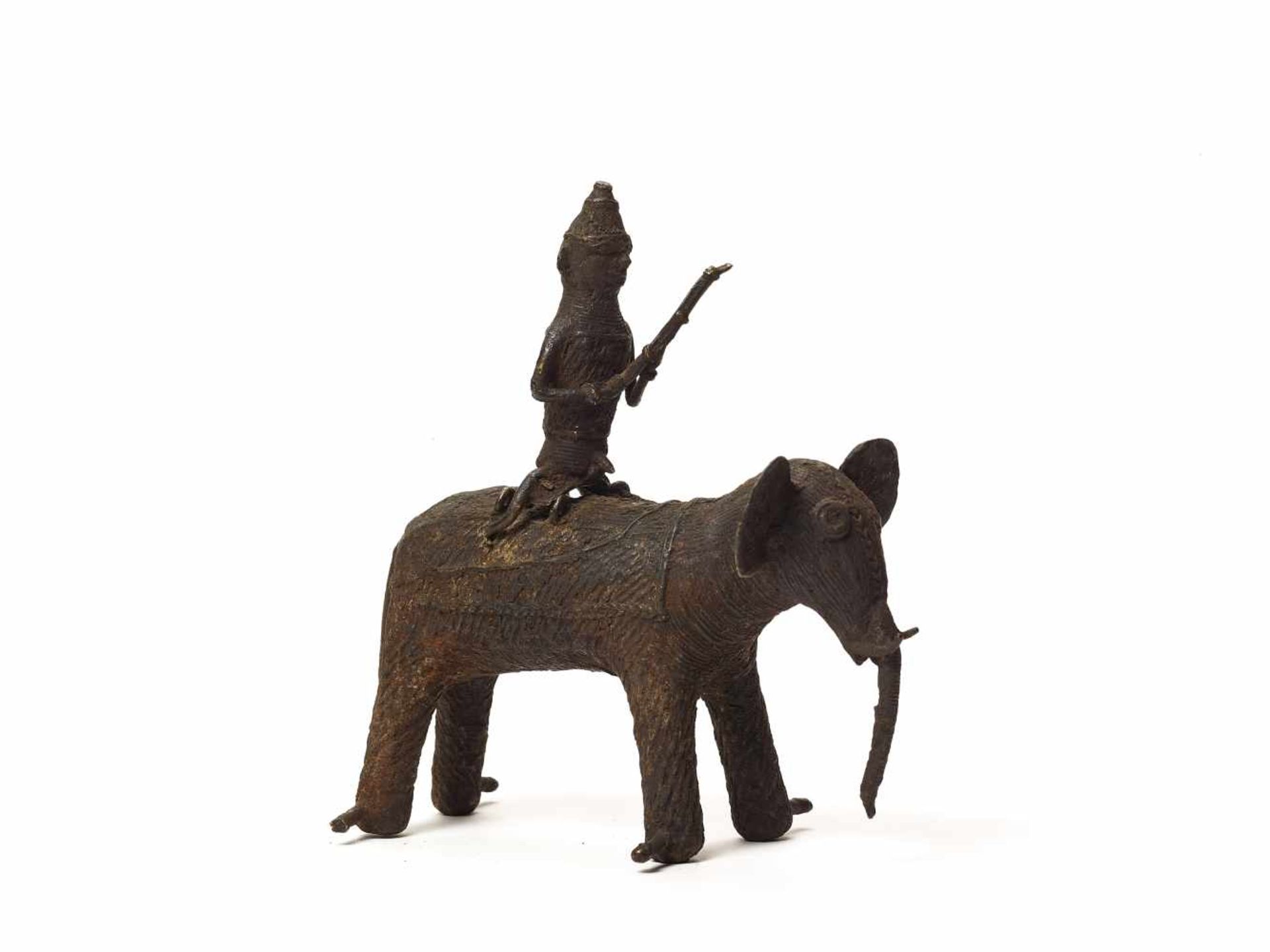 A KONDH TRIBAL BRONZE GROUP OF A WARRIOR RIDING AN ELEPHANT Copper bronzeEastern India, Kondh Tribe, - Bild 4 aus 4