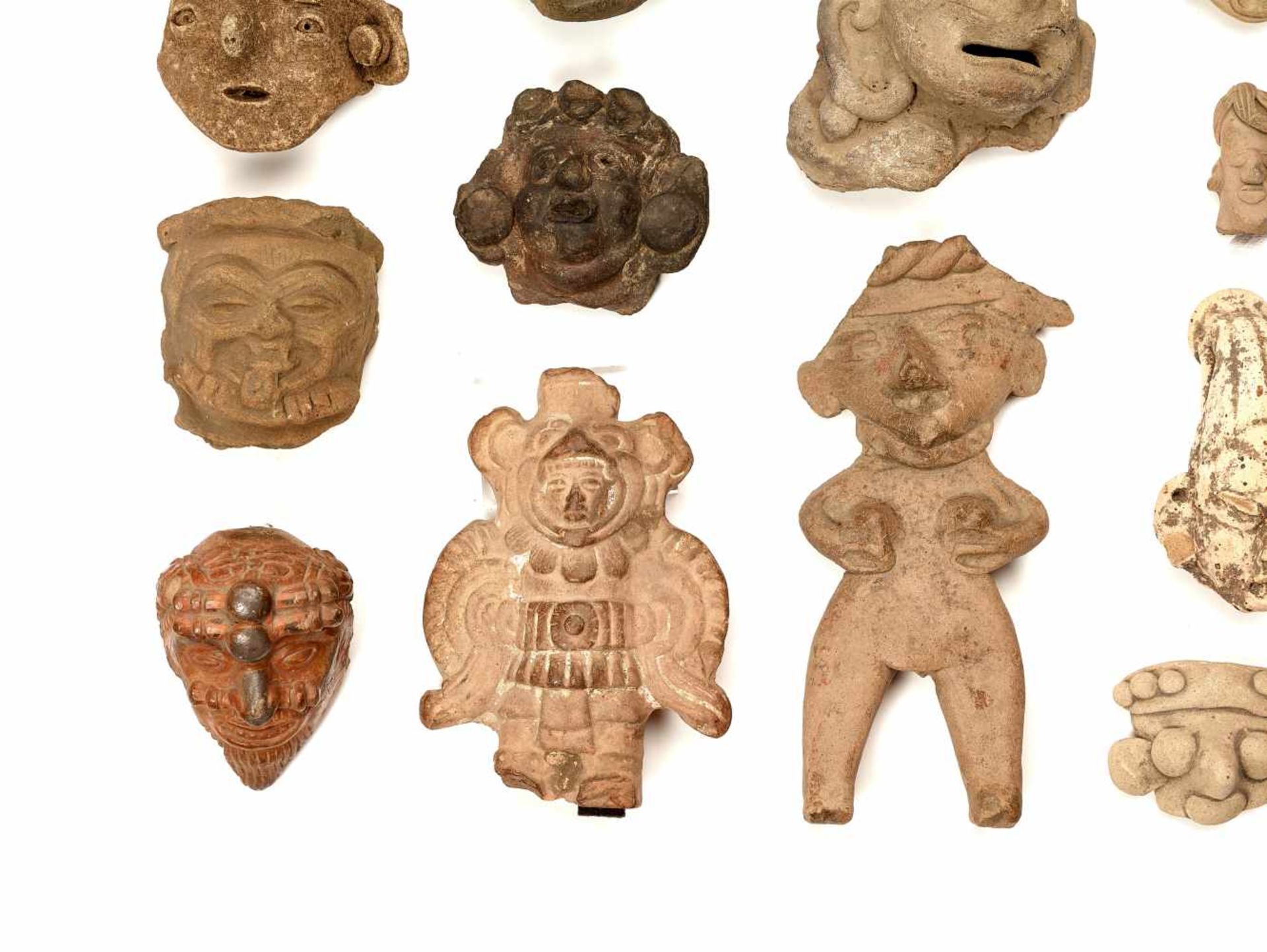 22 HEADS AND FIGURES – PRE-COLUMBIAN ERAClayPre-Columbian Era, 900 BC - 1500 ADA group of 22 - Bild 2 aus 4