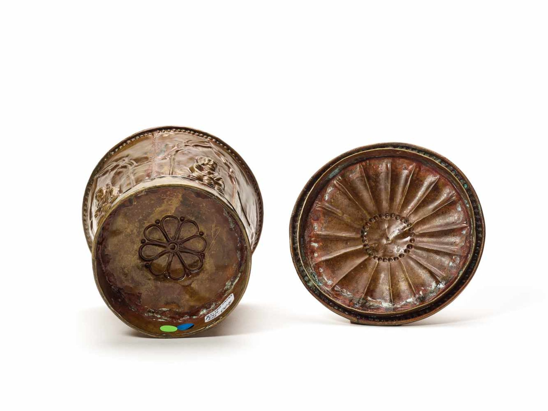 A BRASS LIDDED BOX IN THE STYLE OF GANDHARASheet brassIndia, late 19th/early 20th centuryThe - Image 5 of 5