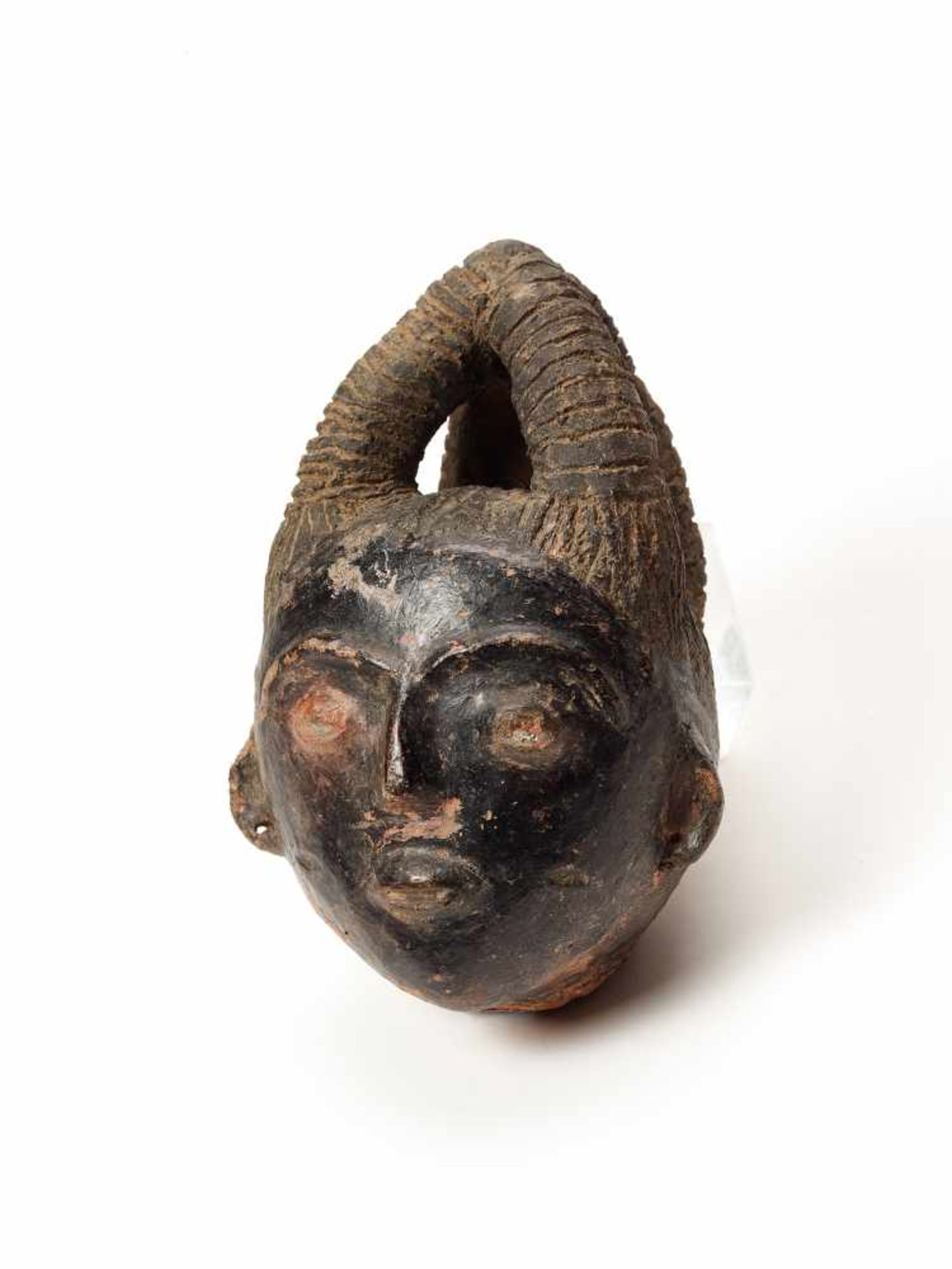 MEMORIAL HEAD – ASHANTI/ AKAN, GHANA, 18th – 19th CENTURY Terracotta with black glaze Ashanti/ Akan, - Image 3 of 5