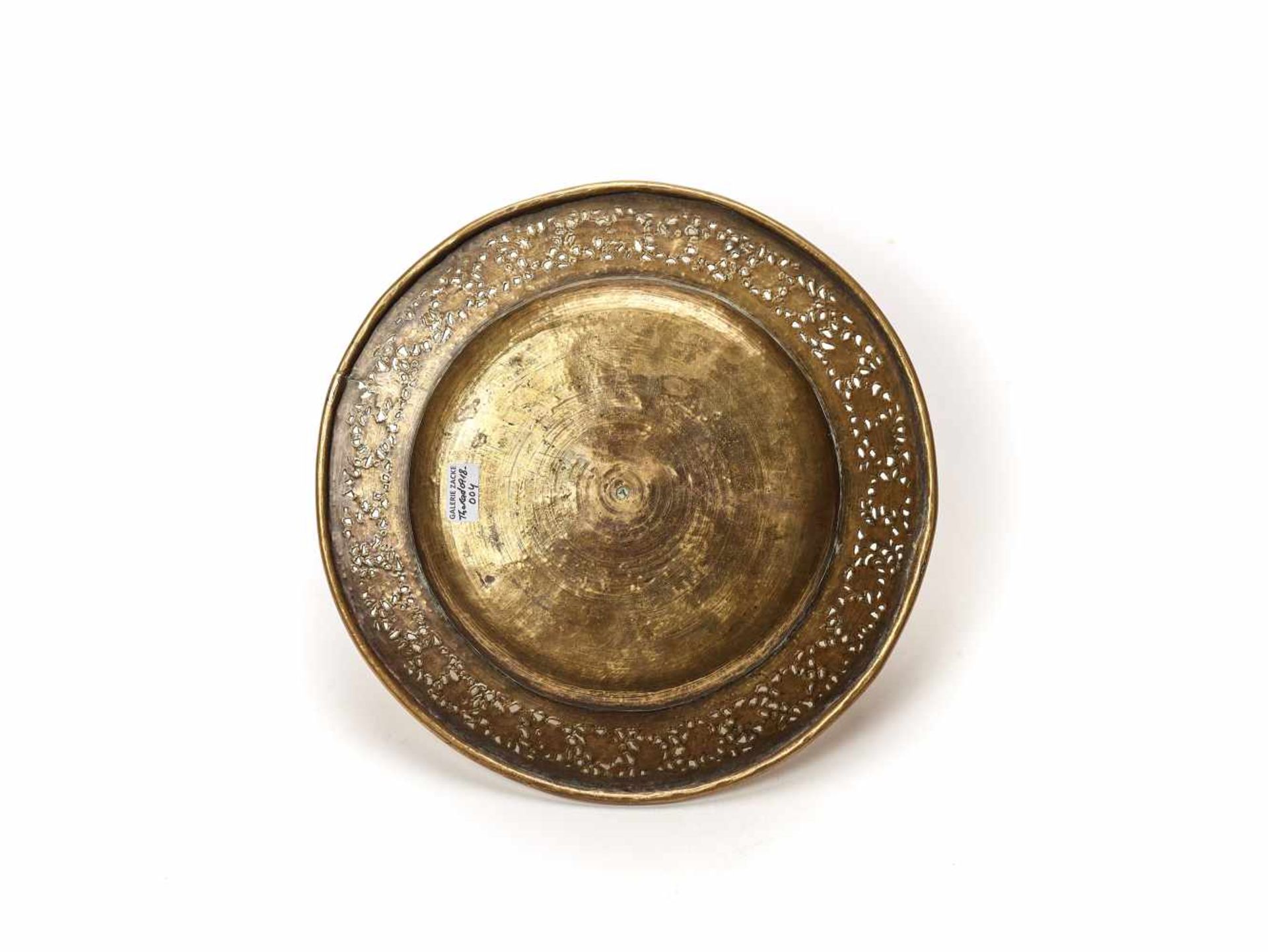 AN INDO-PERSIAN OPENWORKED BRASS PLATE, LATE 19TH CENTURYBrassIndia/Persia, late 19th centuryThis - Image 3 of 4