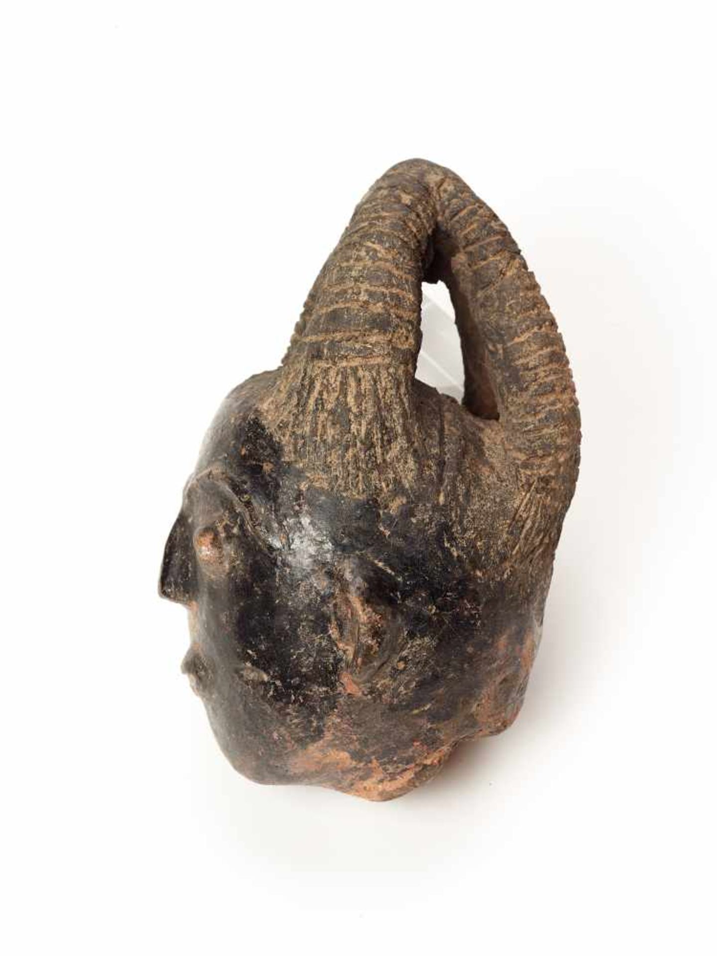 MEMORIAL HEAD – ASHANTI/ AKAN, GHANA, 18th – 19th CENTURY Terracotta with black glaze Ashanti/ Akan, - Image 4 of 5
