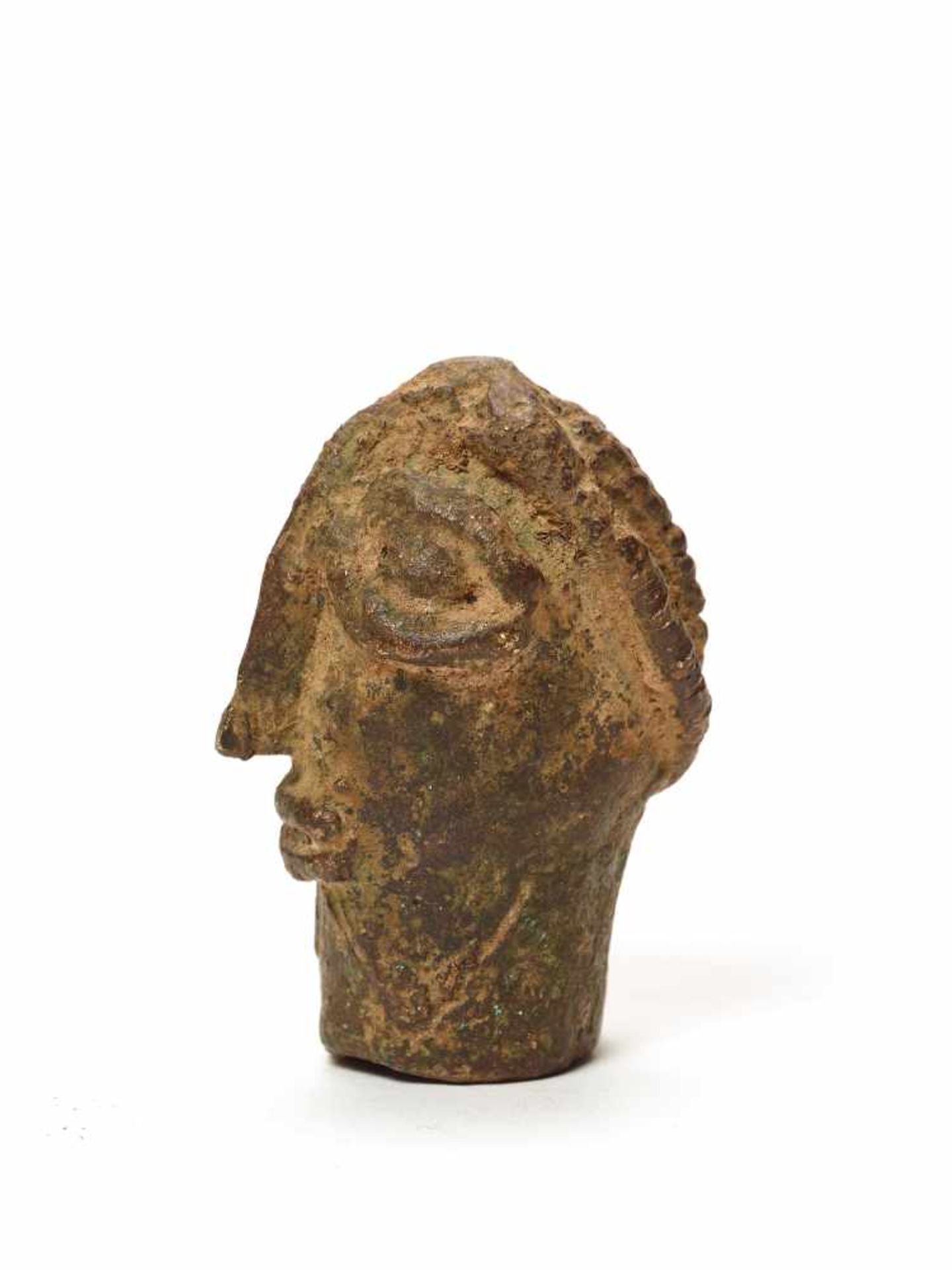 A CAST BRONZE BENIN STYLE HEADMassive casting with solid age patinaBenin, 20th century Dimensions: - Bild 2 aus 5