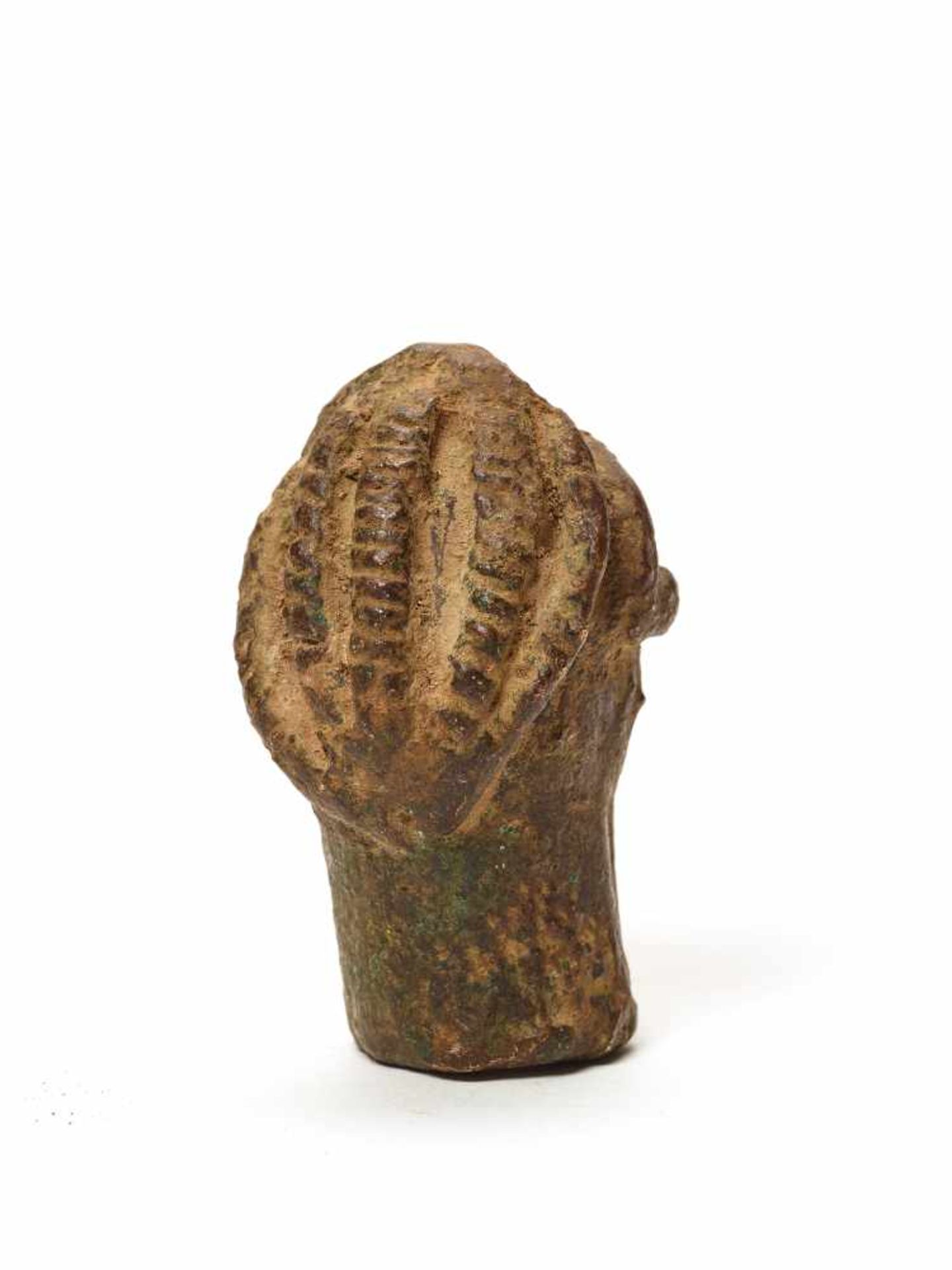 A CAST BRONZE BENIN STYLE HEADMassive casting with solid age patinaBenin, 20th century Dimensions: - Bild 3 aus 5