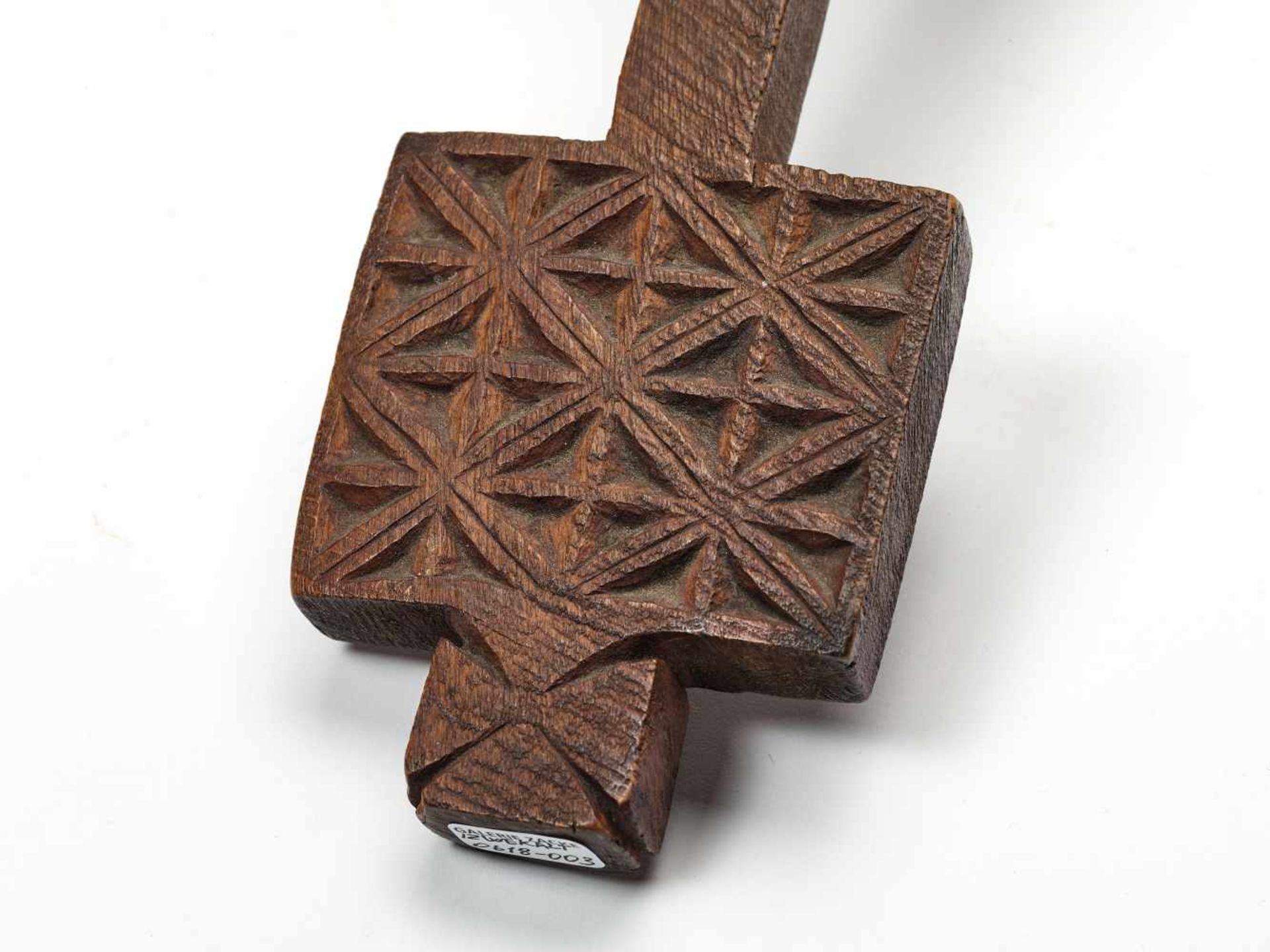 AN ETHIOPIAN PROCESSIONAL CROSS, CARVED AND OPENWORKED WOOD, 19TH CENTURYWoodEthiopia, late 19th - Image 3 of 4