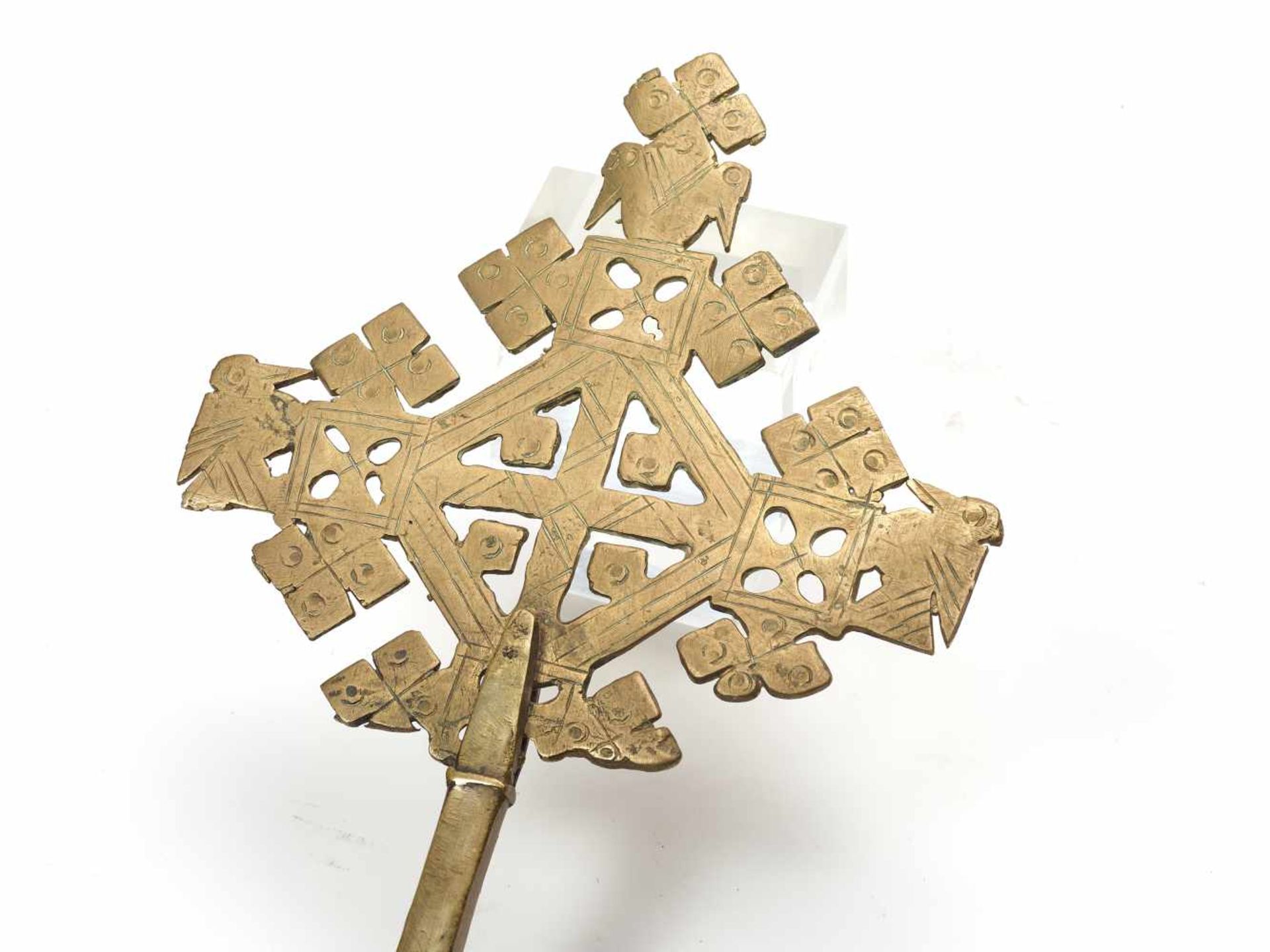 AN ETHIOPIAN PROCESSIONAL CROSS, CHASED AND OPENWORKED BRASS, 19TH CENTURYBrassEthiopia, late 19th - Bild 2 aus 4