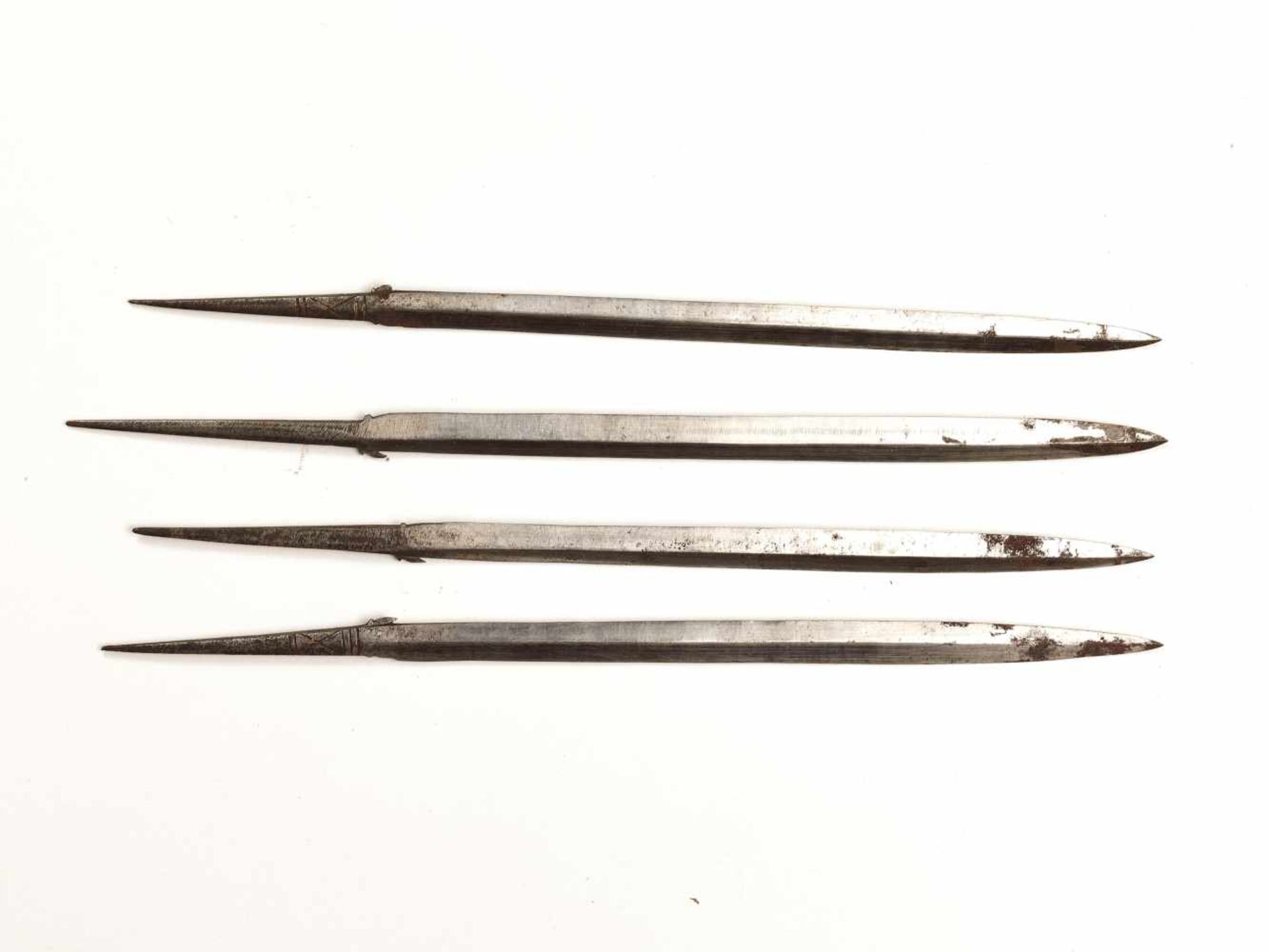 A SOUTHEAST-ASIAN QUIVER WITH FOUR SPEARHEADS, C. 19TH CENTURYSteel, woodSoutheast Asia, c. 19th - Bild 2 aus 5