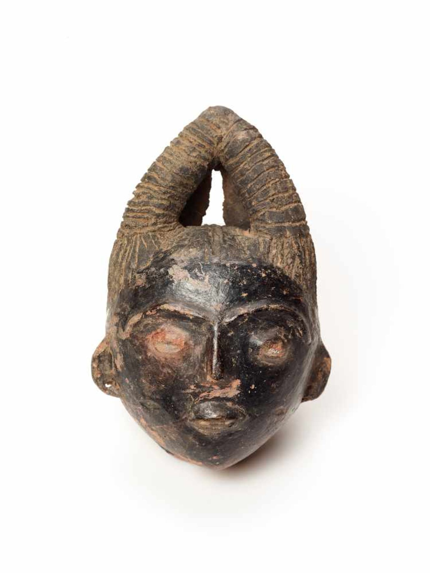 MEMORIAL HEAD – ASHANTI/ AKAN, GHANA, 18th – 19th CENTURY Terracotta with black glaze Ashanti/ Akan, - Image 2 of 5