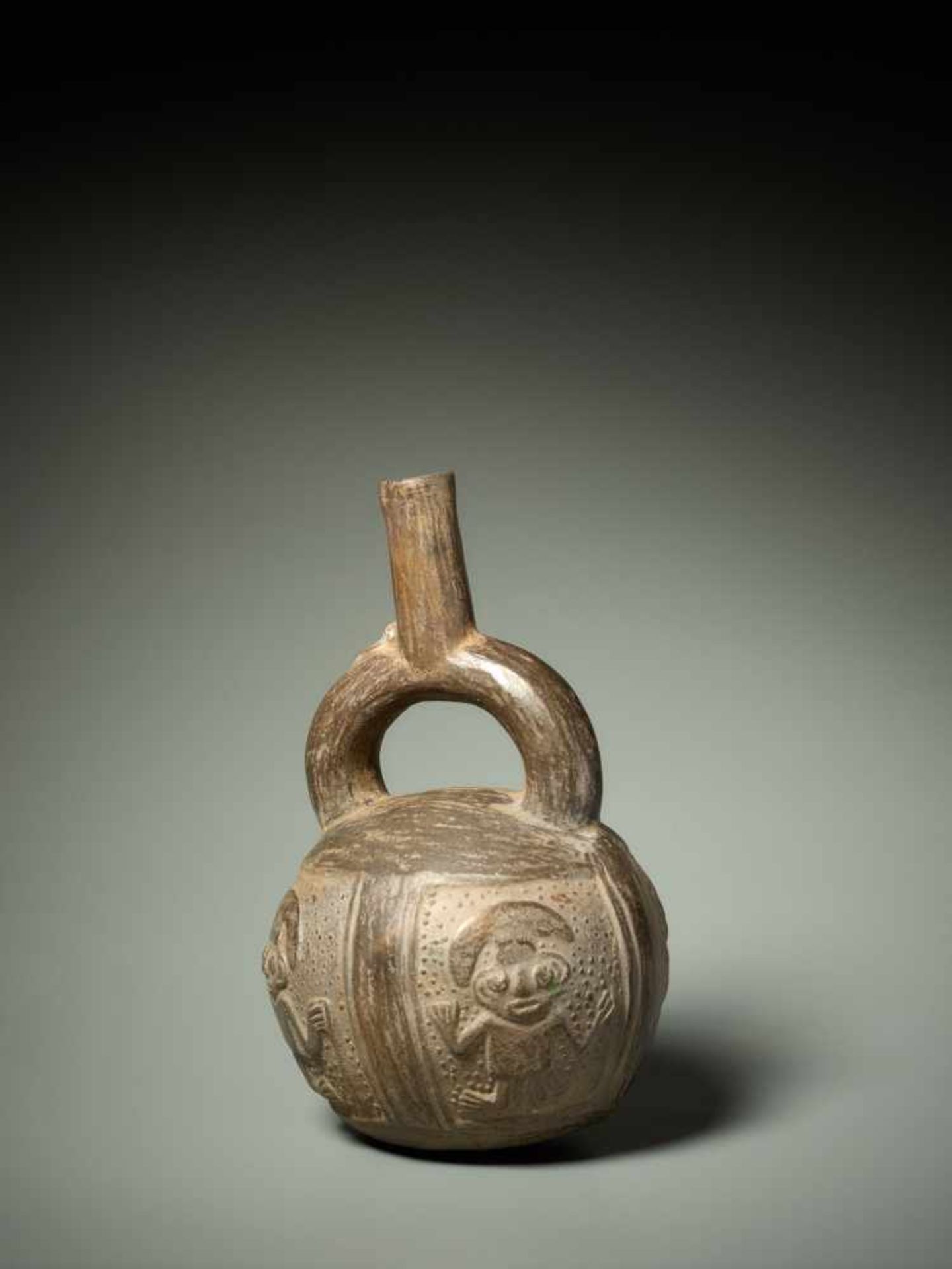 STIRRUP VESSEL WITH RELIEF DECORATION – CHIMU CULTURE, PERU, C. 1000-1400 ADBlack fired clayChimu - Bild 4 aus 5