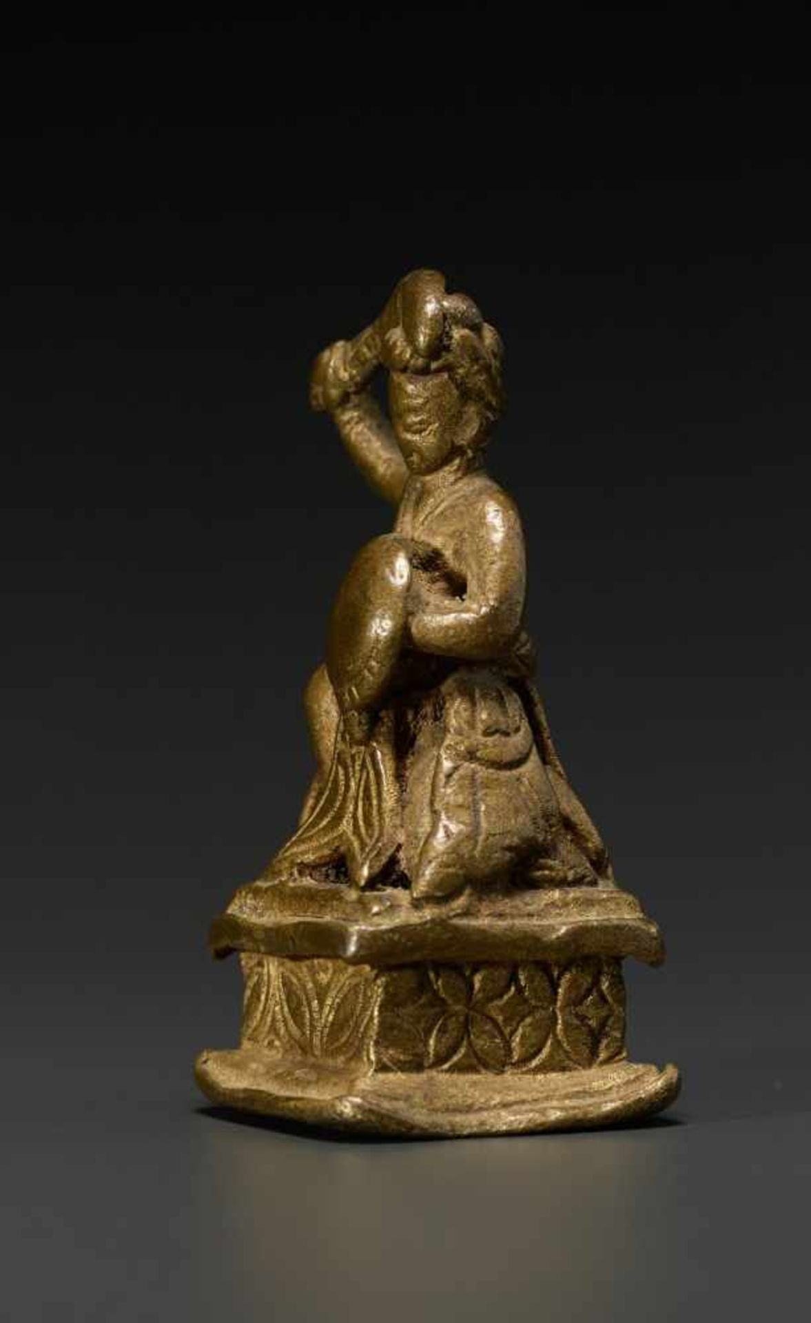 SKANDA WITH SWORD AND SHIELDBronze, Indiaapprox. 19th cent.A small bronze representation of Skanda - Bild 3 aus 5