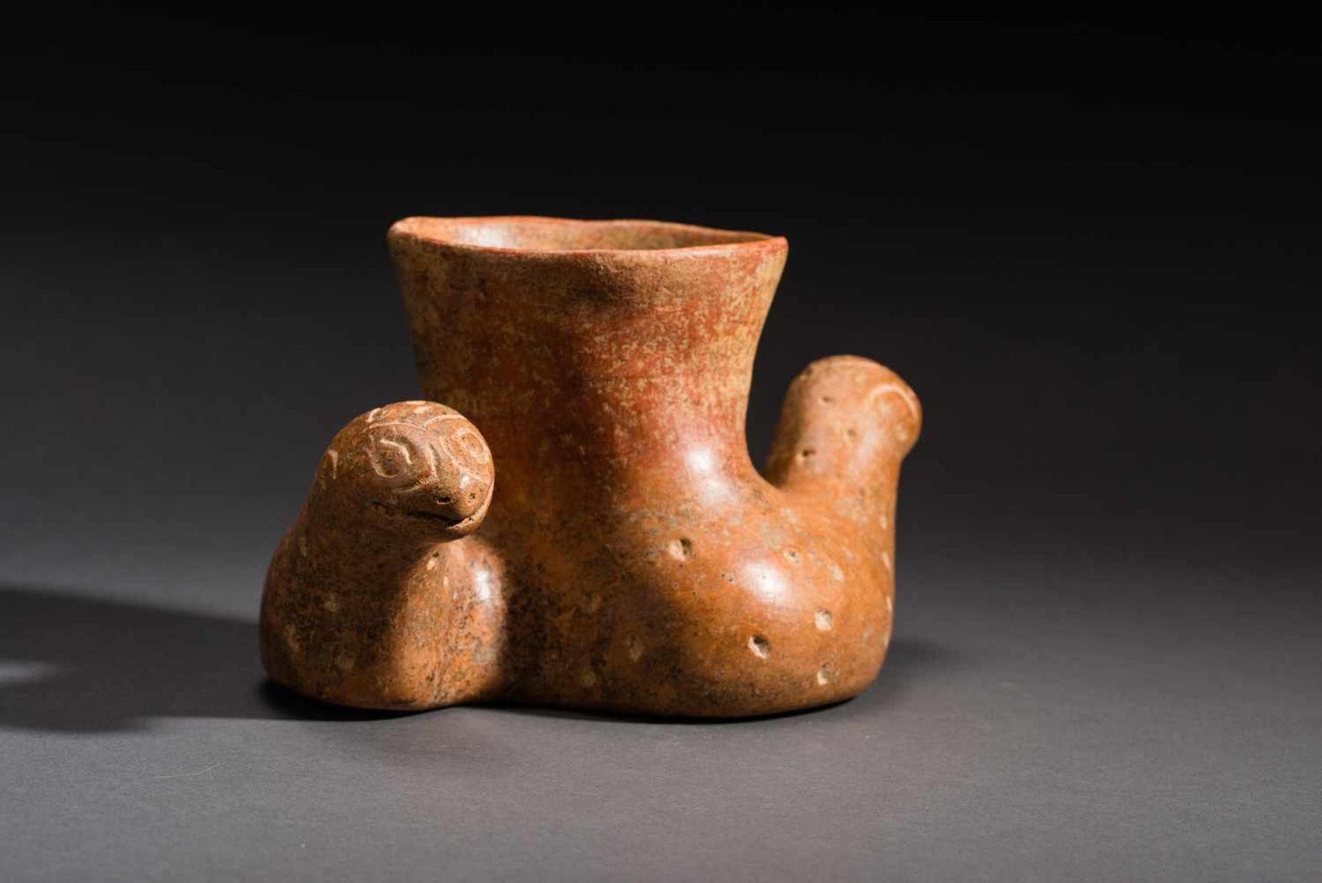 VESSEL IN THE SHAPE OF TWO SNAKESTerracotta Colima, West-Mexico, ca. 100 - 300 Characterful vessel - Image 2 of 5