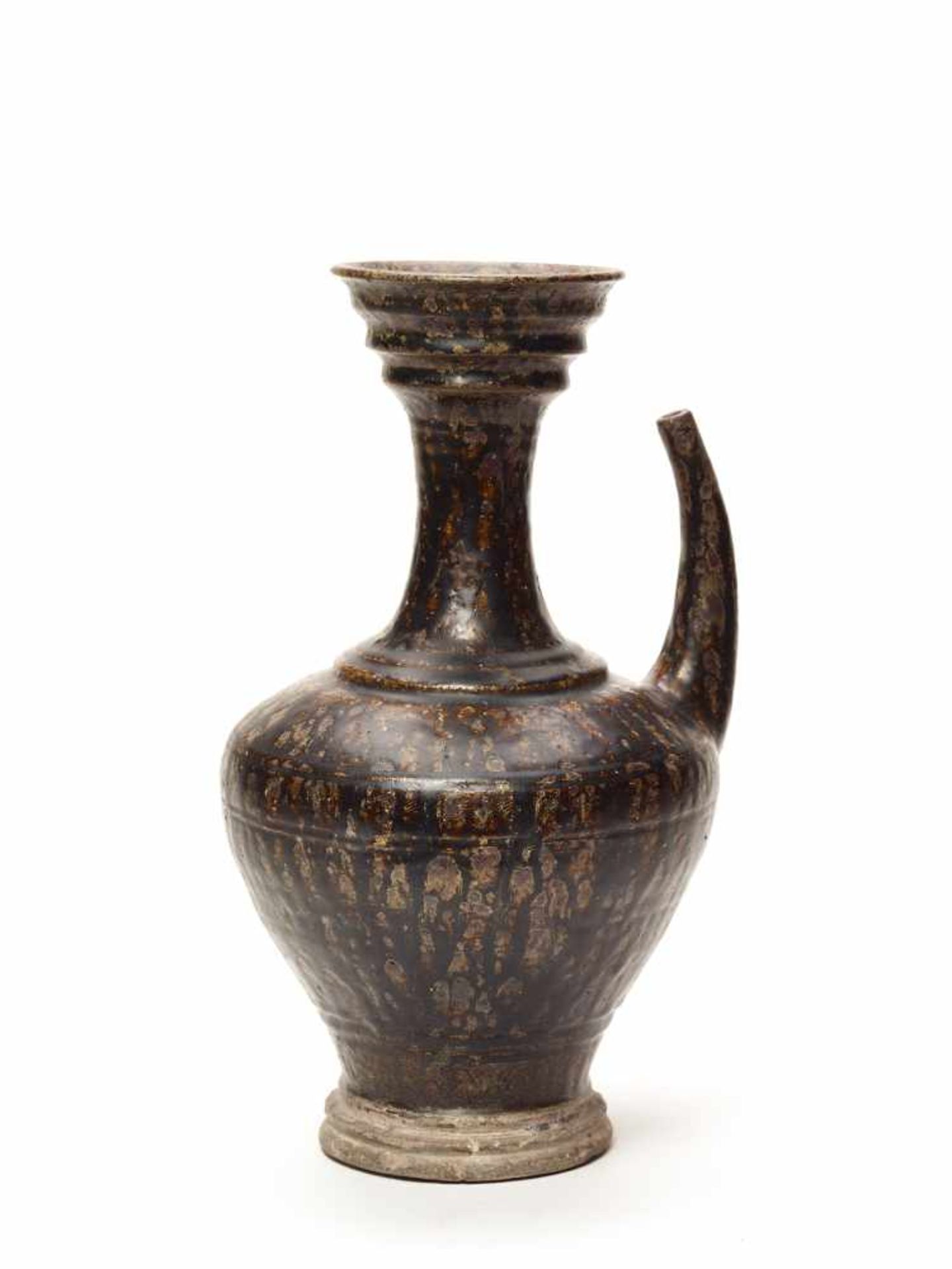 LARGE ANGKOR PERIOD KHMER CERAMIC OIL VESSEL – 11th/12th CENTURYLow-fired stoneware, covered with - Image 2 of 3