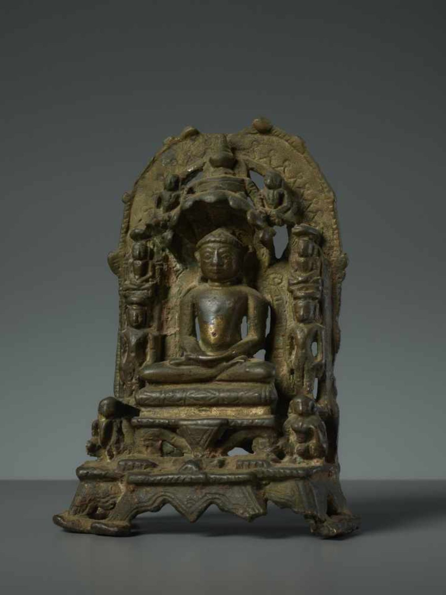 A BRONZE ALTAR WITH THE JAIN DIVINITY TIRTHANKARAYellow bronzeWestern India, c. 15th centuryA - Image 3 of 6