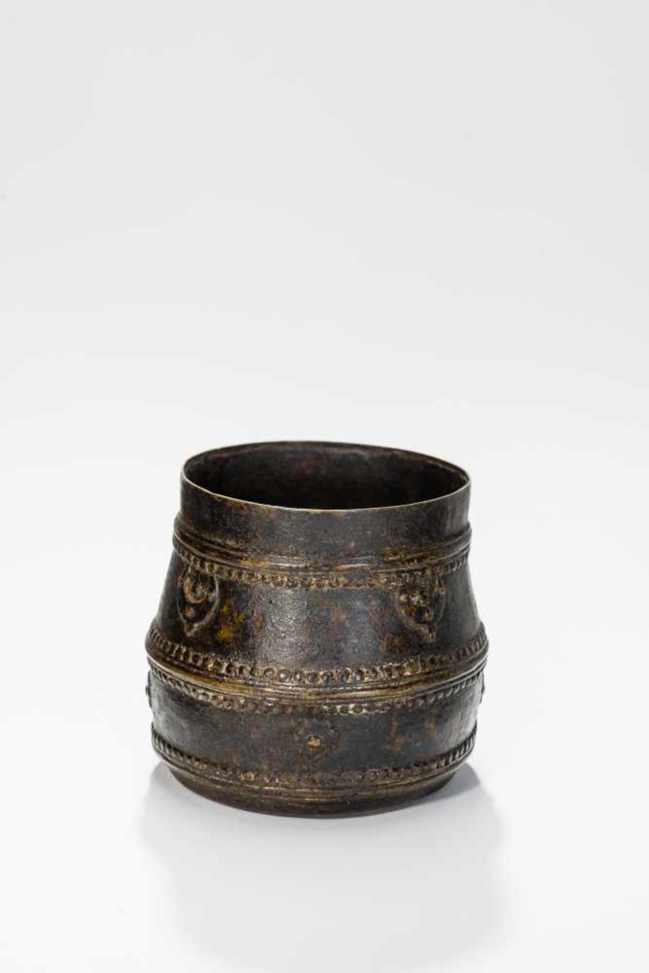 A BRONZE BASTAR CUPBronzeIndia, Bastar, 19th-20th centuryThis rare piece once served to measure - Bild 2 aus 5