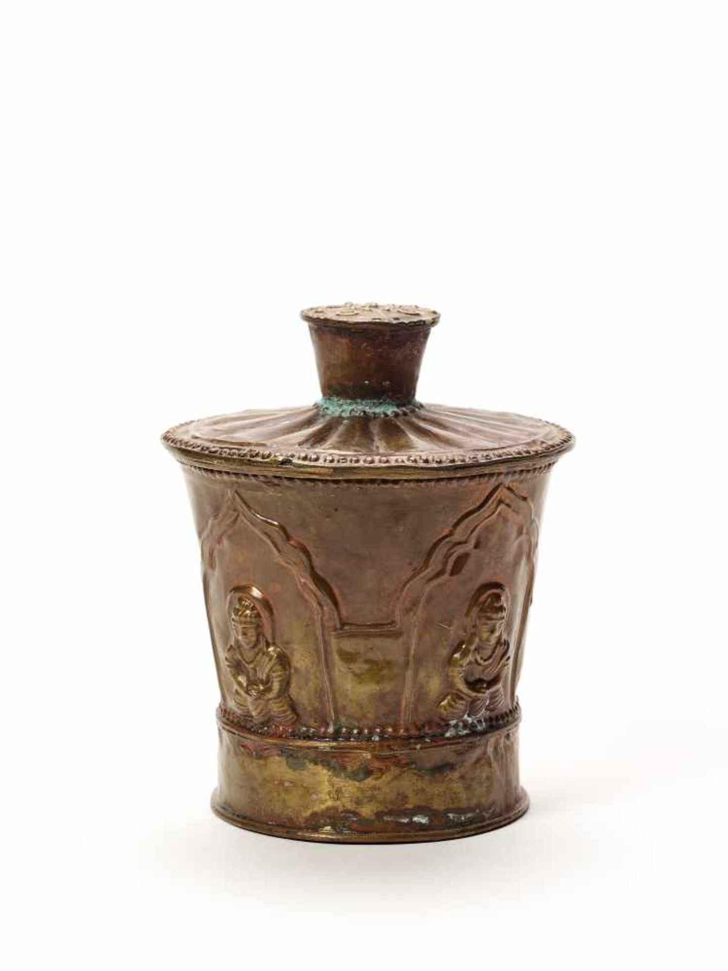 A BRASS LIDDED BOX IN THE STYLE OF GANDHARASheet brassIndia, late 19th/early 20th centuryThe - Image 2 of 5