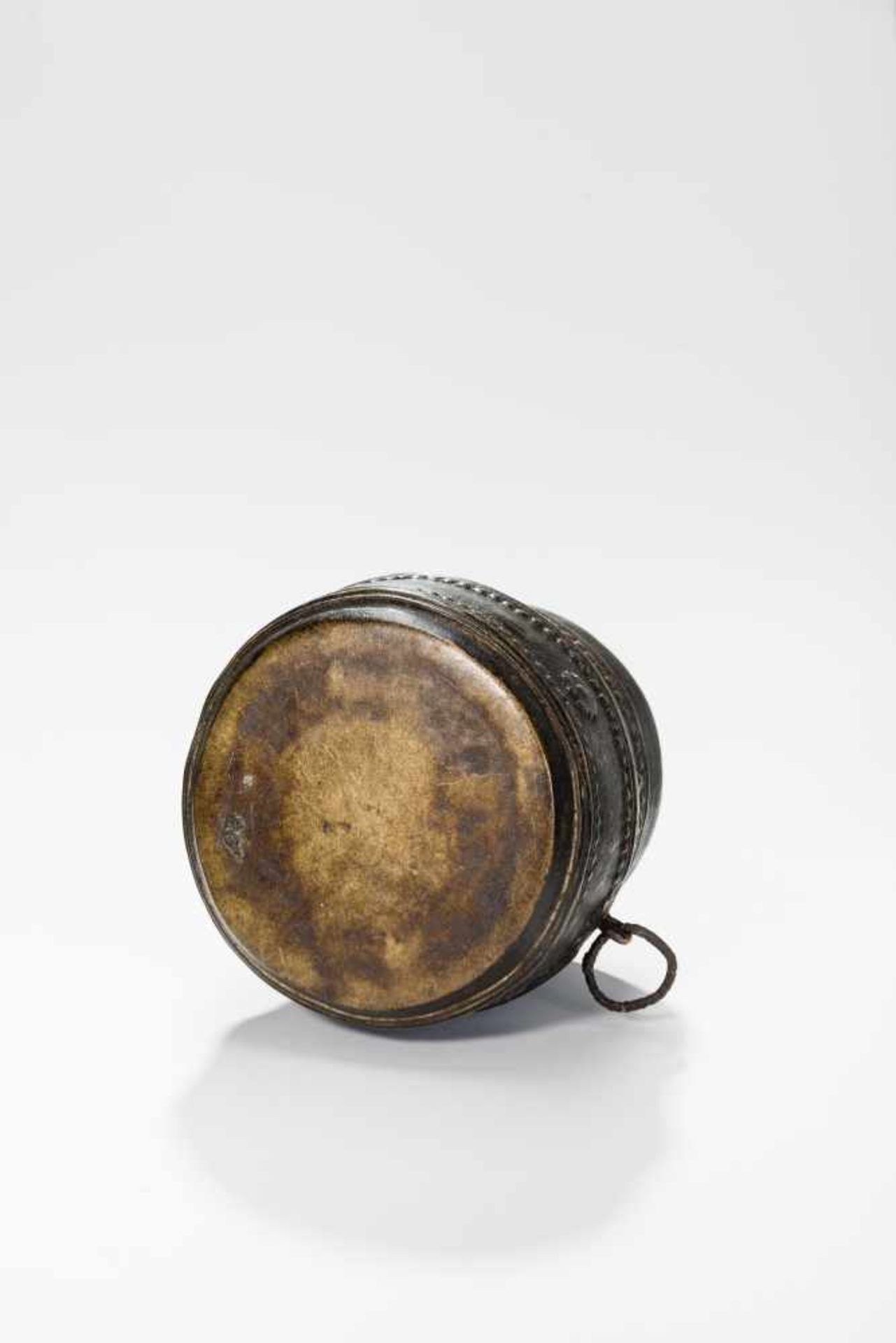 A BRONZE BASTAR CUPBronzeIndia, Bastar, 19th-20th centuryThis rare piece once served to measure - Bild 4 aus 5