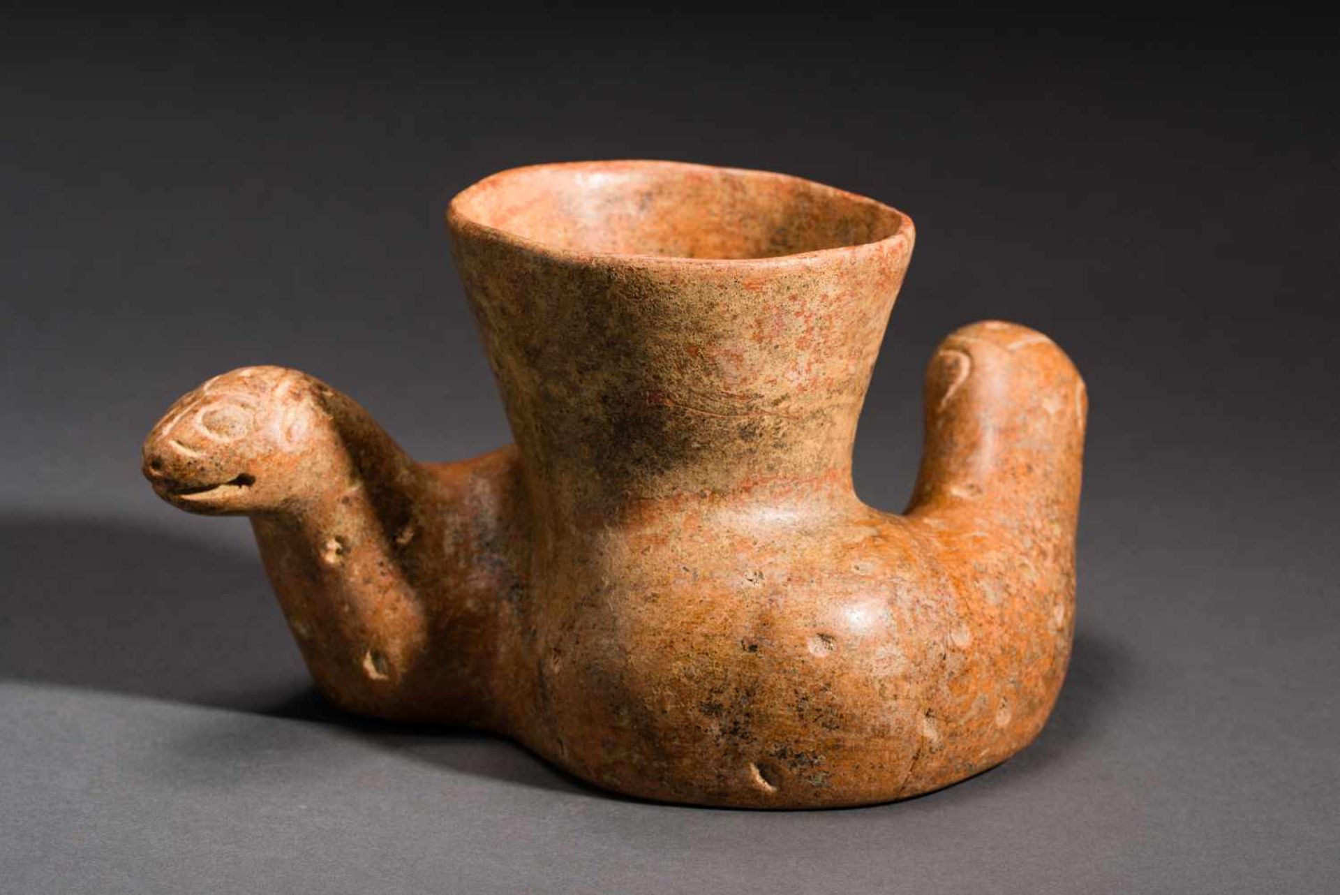 VESSEL IN THE SHAPE OF TWO SNAKESTerracotta Colima, West-Mexico, ca. 100 - 300 Characterful vessel - Image 3 of 5