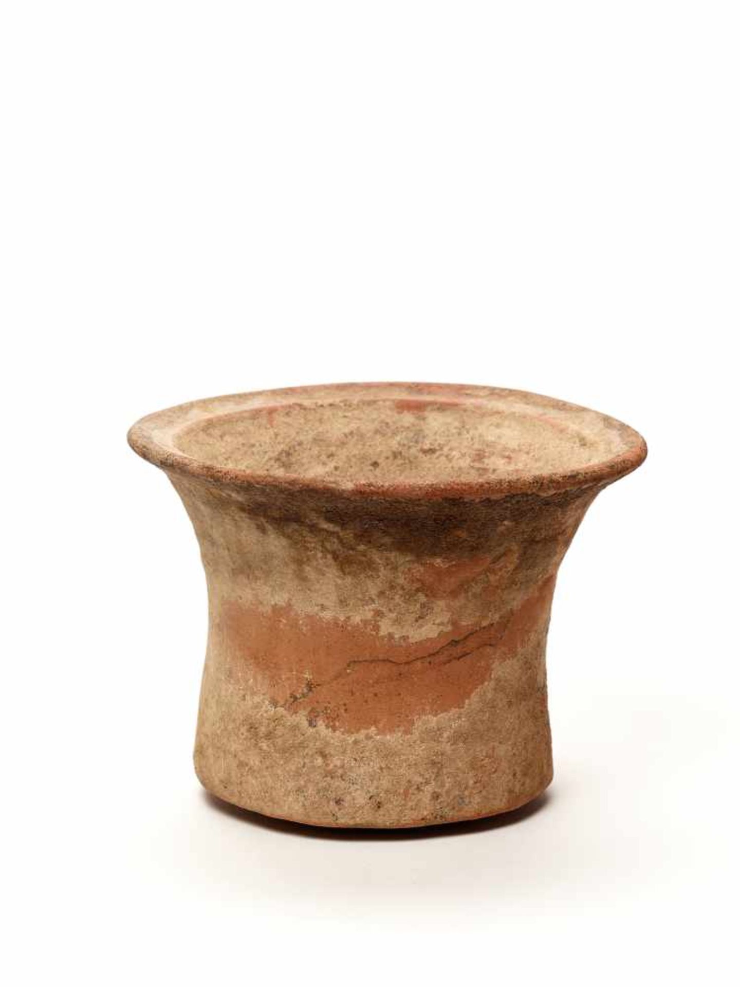 A BAN CHIANG TERRACOTTA VESSEL, 3000 BCThe sturdily potted vessel with a sprawling lip and a - Bild 2 aus 4